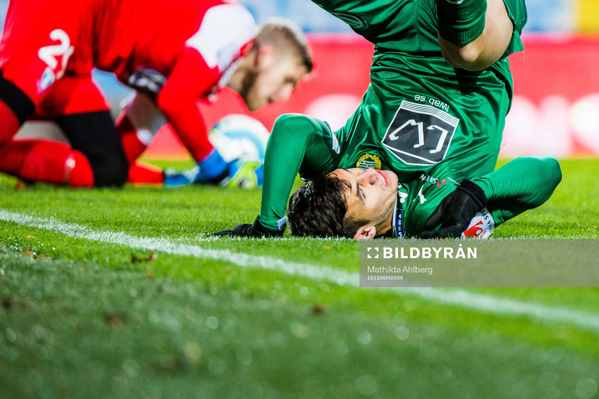 Hammarbys Alexssander Medeiros de Azeredo slår en