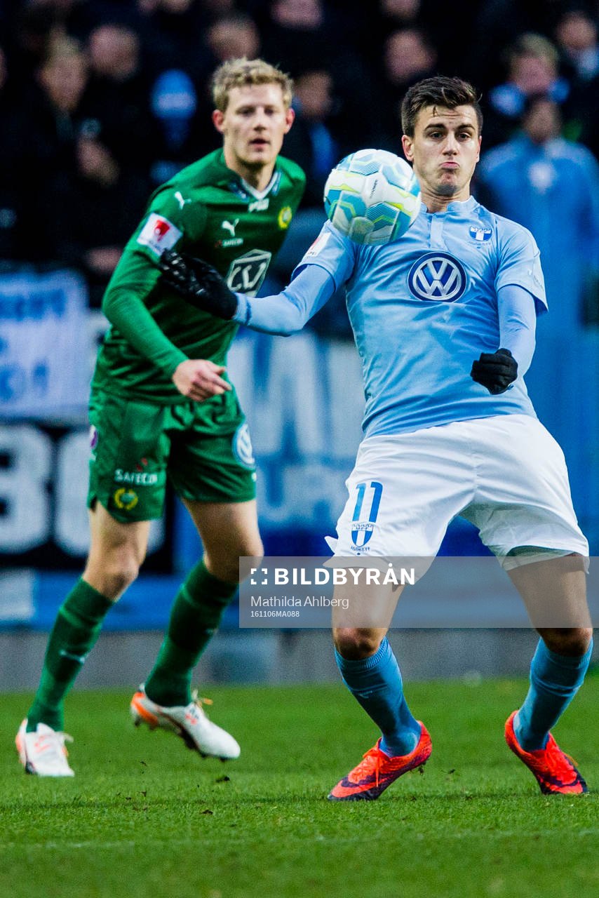 Malmö FFs Alexander Jeremejeff tar ner bollen