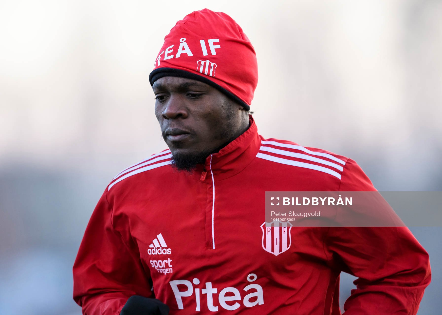 s Tetteh Komey värmer upp