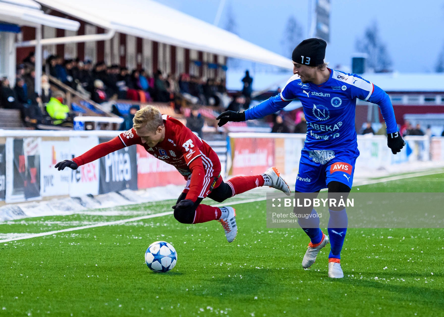 Piteå:s Gustav Rönnbäck-Wallin ramlar i en närkamp med Nyköpings Lennart Johansson under fotbollsmatchen i division 1 norra mellan Piteå och Nyköping den 6 november 2016 i Piteå.