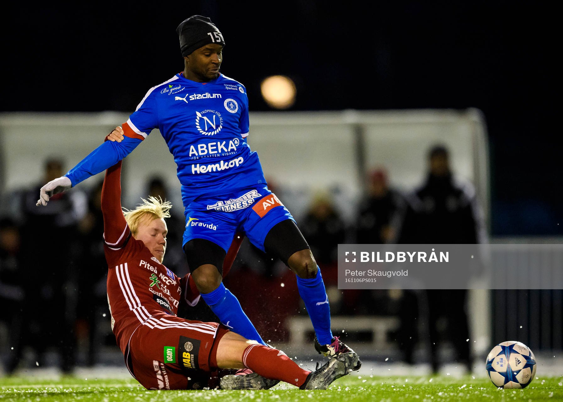 Piteå:s Kristoffer Thydell i kamp med Nyköpings Sal Jobarteh under fotbollsmatchen i division 1 norra mellan Piteå och Nyköping den 6 november 2016 i Piteå.