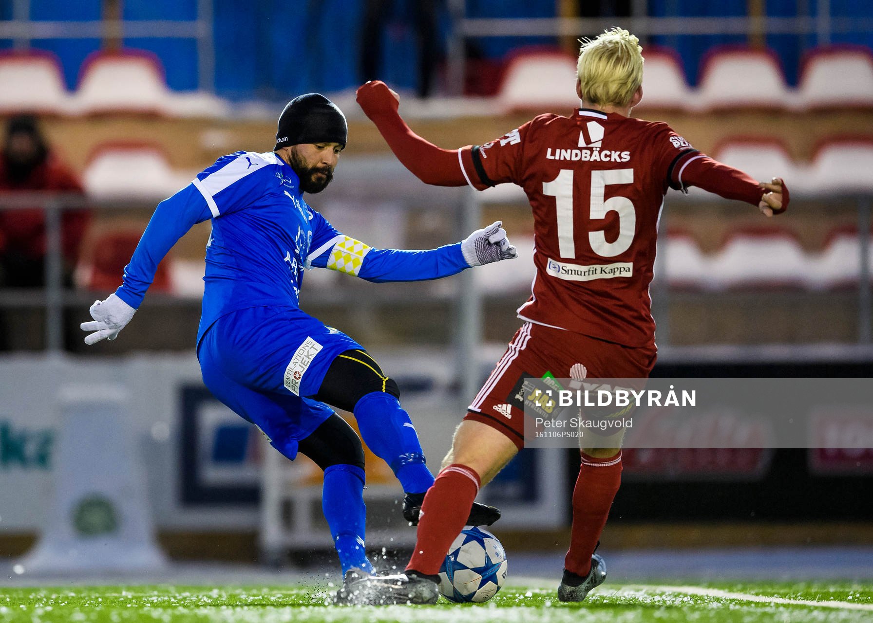 Nyköpings Dago Funes i kamp med Piteå:s Kristoffer Thydell under fotbollsmatchen i division 1 norra mellan Piteå och Nyköping den 6 november 2016 i Piteå.