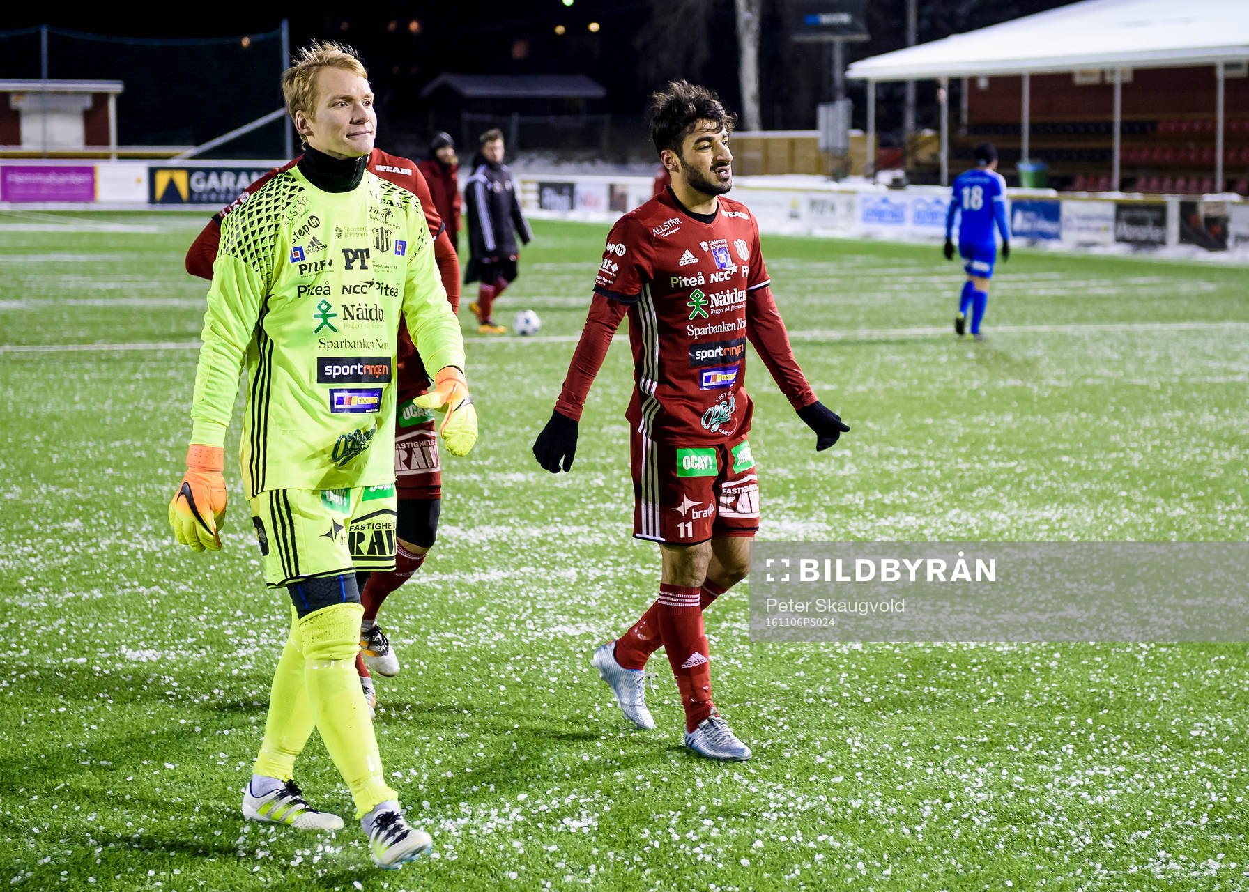 s målvakt Tomas Adell (v) och Arish Nouri (h) deppar