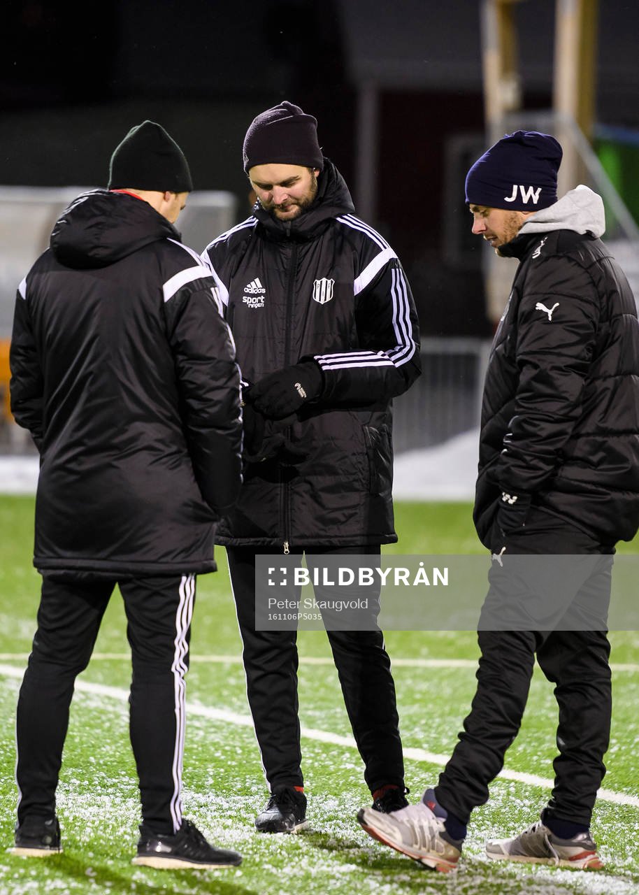s tränare Johan Norberg (v) och Jens Hedström (m) pratar
