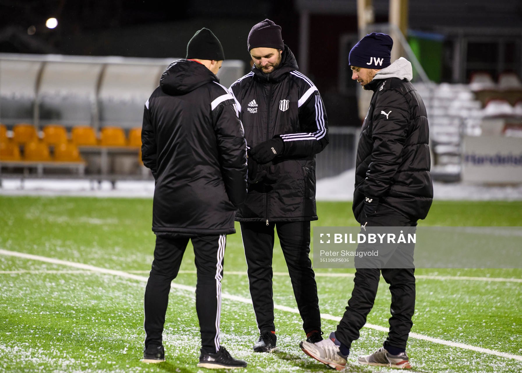 Piteå:s tränare Johan Norberg (v) och Jens Hedström (m) pratar med Nyköpings tränare John Wall (h) efter fotbollsmatchen i division 1 norra mellan Piteå och Nyköping den 6 november 2016 i Piteå.