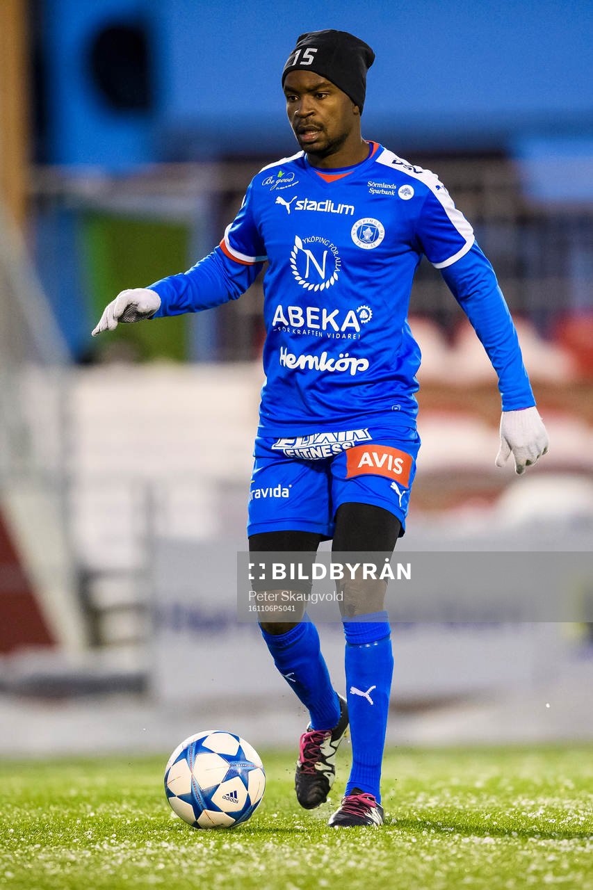 Nyköpings Sal Jobarteh med bollen under fotbollsmatchen i division 1 norra mellan Piteå och Nyköping den 6 november 2016 i Piteå.