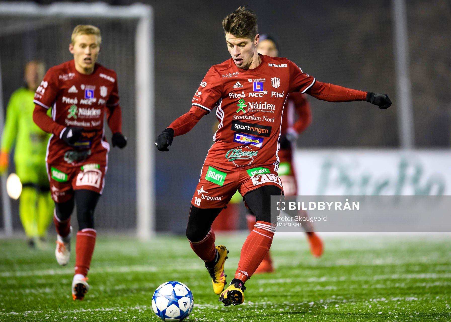 s James Burgin med bollen