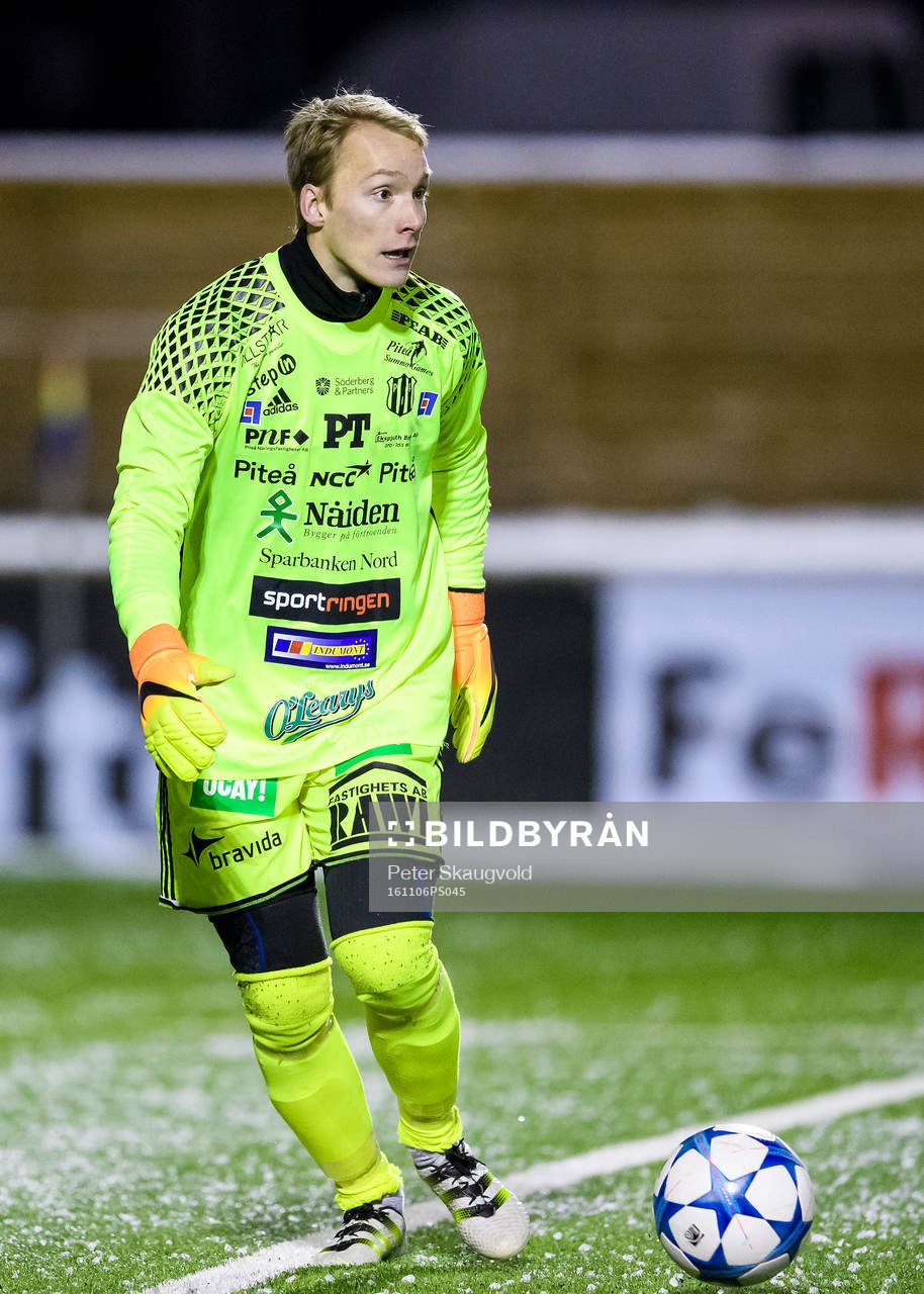 s målvakt Tomas Adell