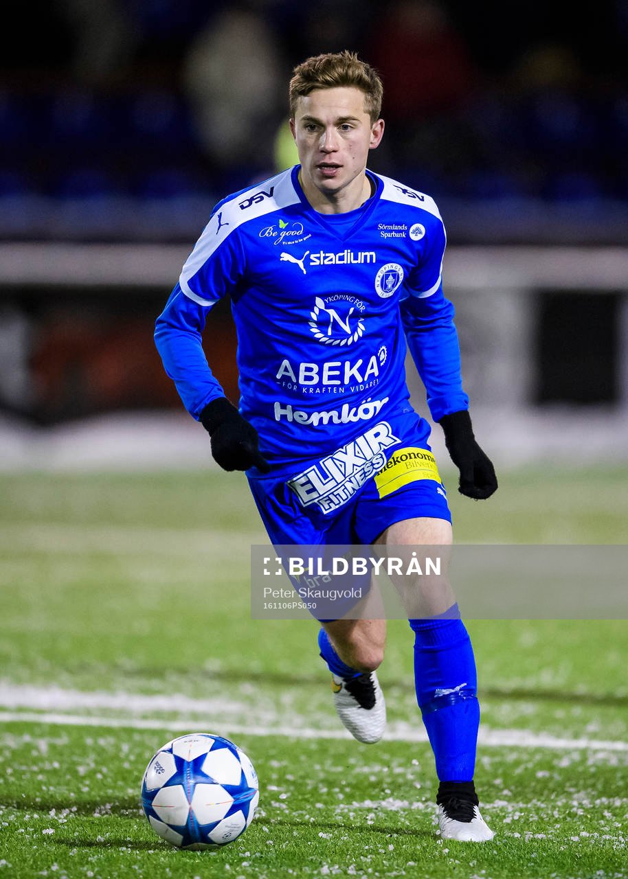 Nyköpings Ludwig Ahl med bollen under fotbollsmatchen i division 1 norra mellan Piteå och Nyköping den 6 november 2016 i Piteå.