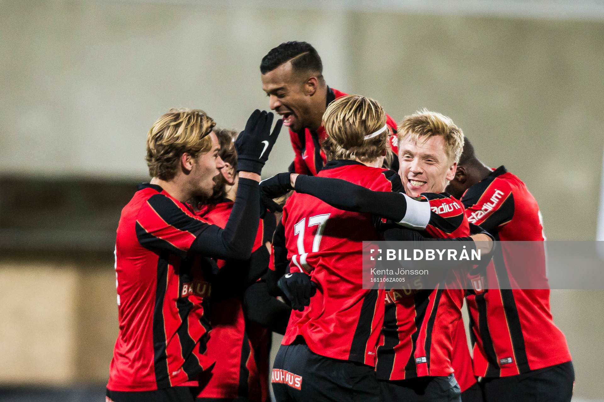 Brommapojkarnas spelare jublar efter 3-0 av Joel Löw under fotbollsmatchen i Division 1 Norra mellan Brommapojkarna och Vasalund den 6 November 2016 i Stockholm.