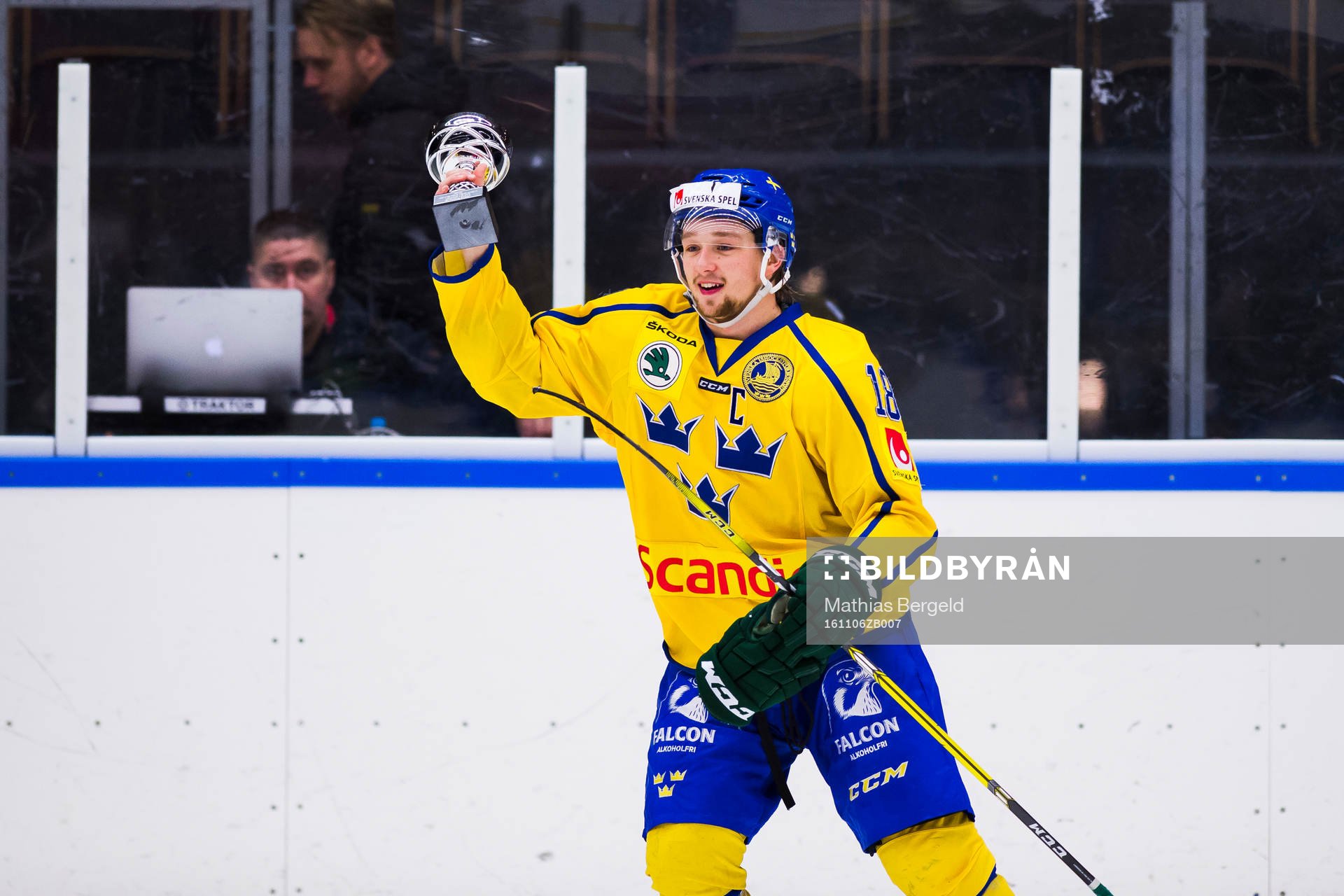 Sveriges Rasmus Asplund jublar med pokalen för