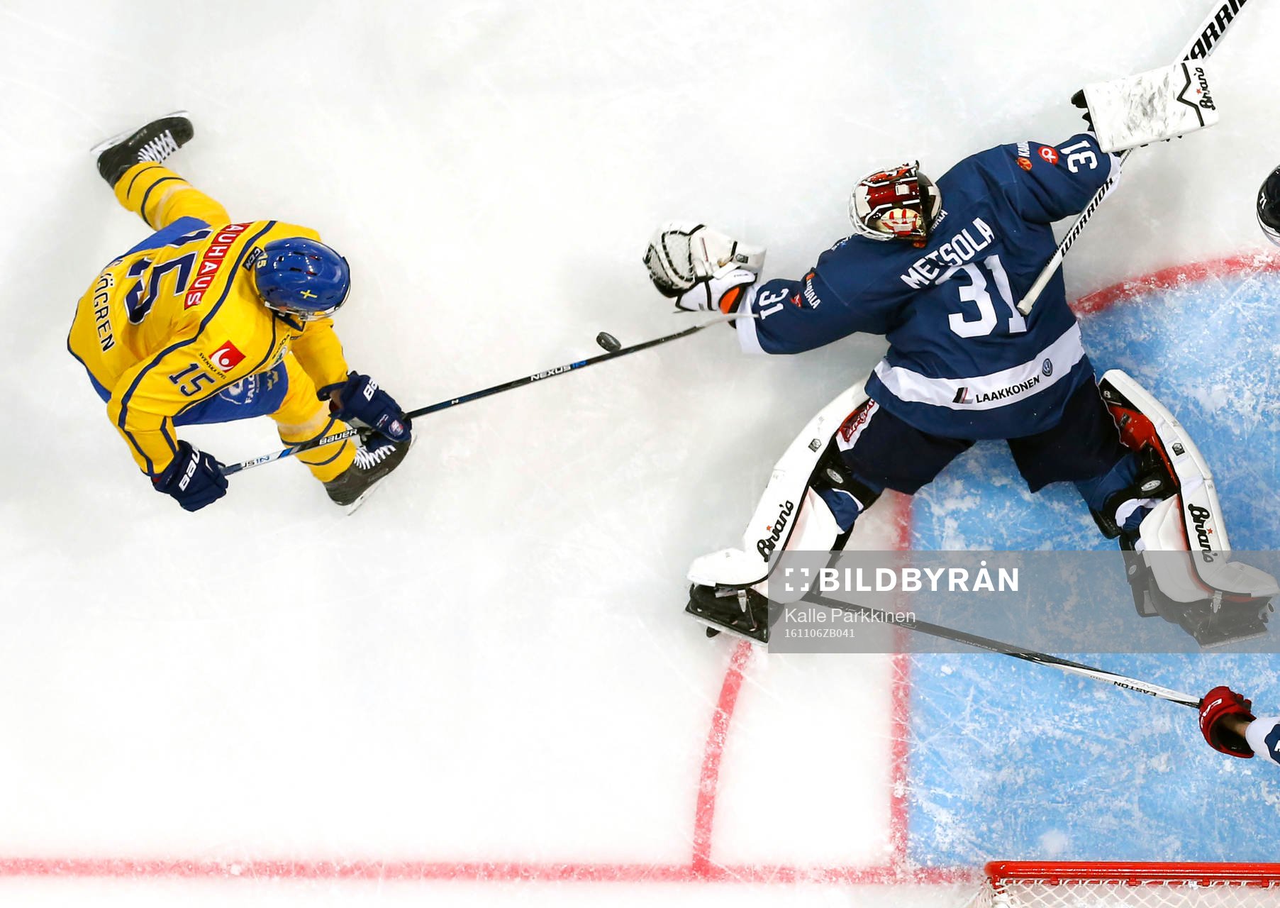 Sweden¥s Mattias Sjögren and Finland¥s goalie Juha