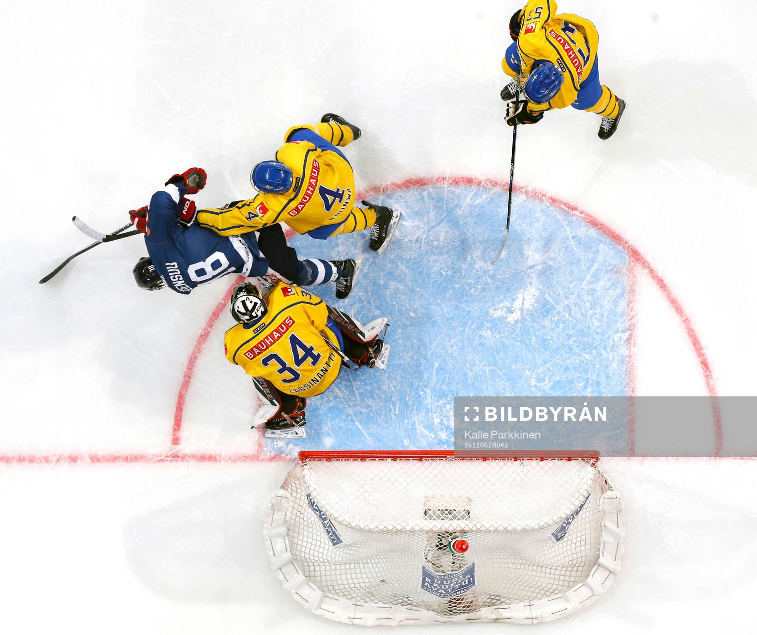 Finland¥s Jesse Joensuu, Sweden¥s Staffan Kronwall,