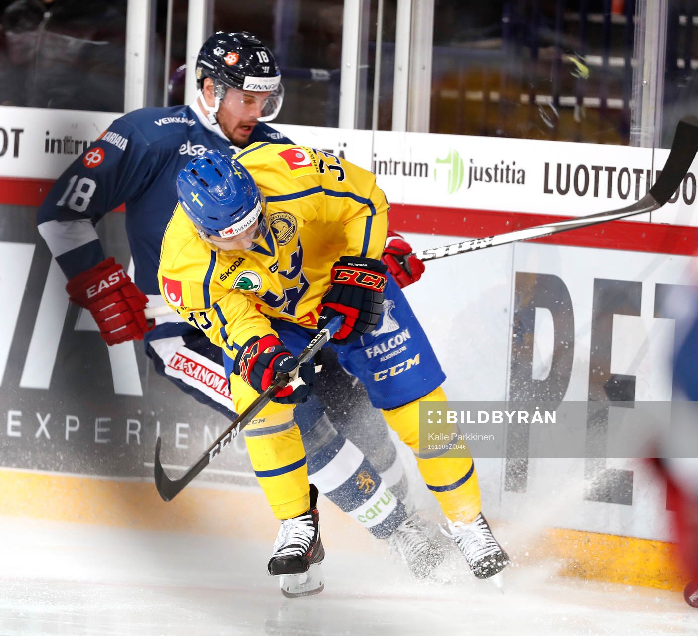 Finland¥s Jesse Joensuu (L) and Sweden¥s Linus Hultström