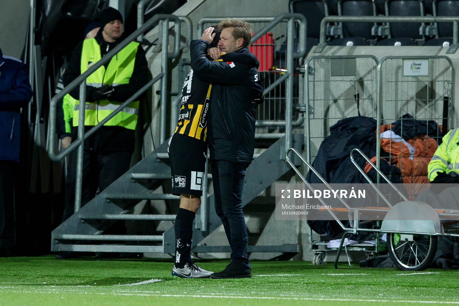 Häckens Martin Ericsson kramas om av tränare Peter