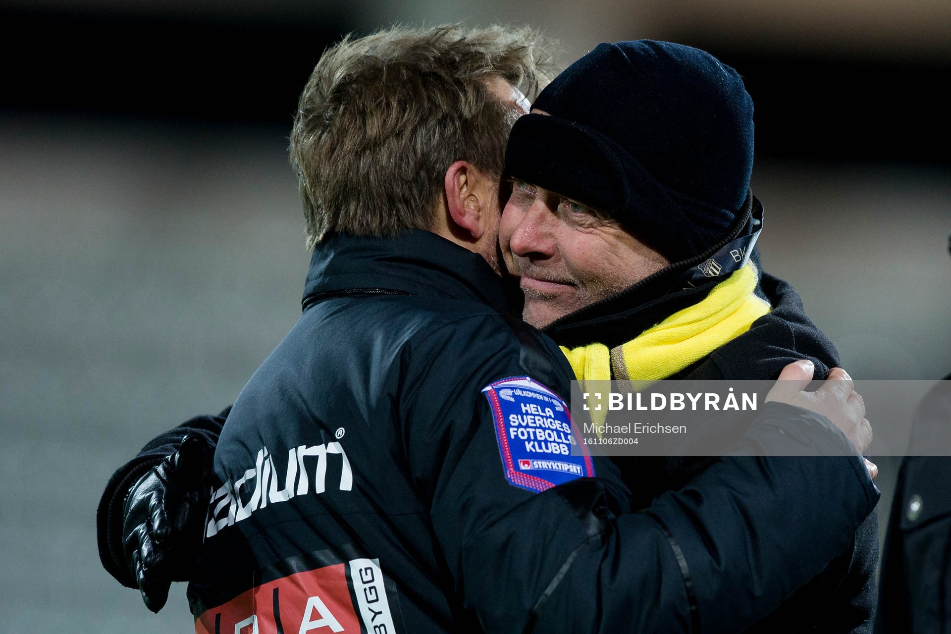Häckens tränare Peter Gerhardsson kramas om av Häckens