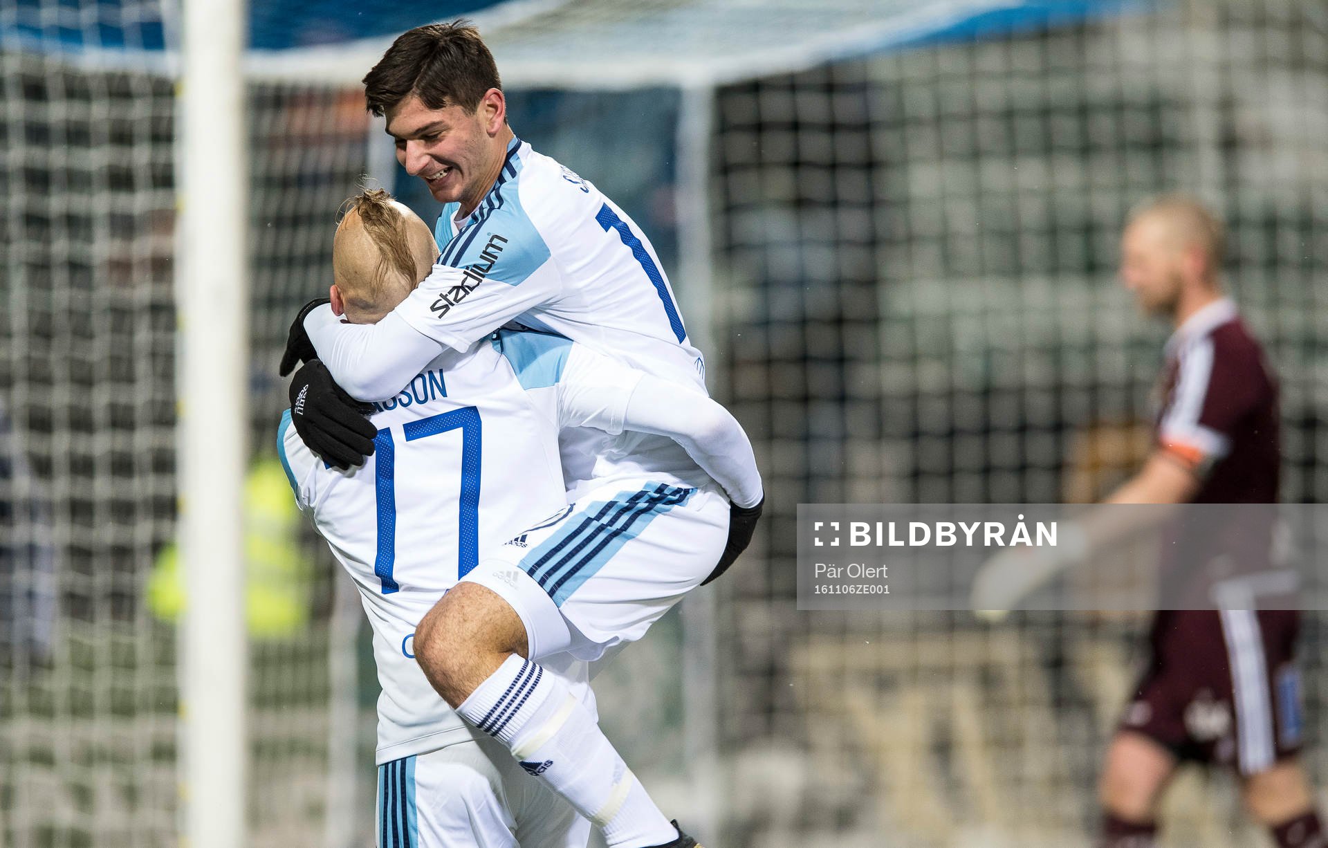 Djurgårdens Magnus Eriksson jublar med Djurgårdens Besard Sabovic under fotbollsmatchen i Allsvenskan mellan Sundsvall och Djurgården den 6 November 2016 i Sundsvall.
