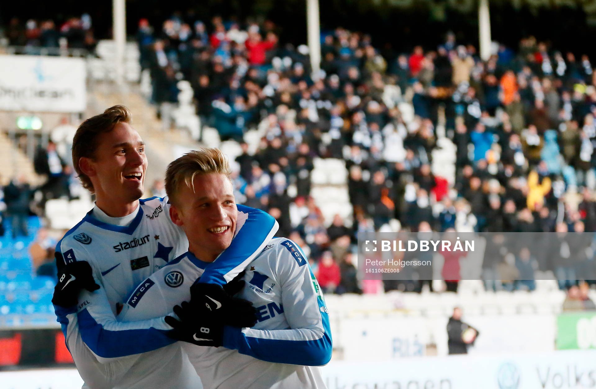 Norrköpings Nicklas Bärkroth jublar med Linus Wahlqvist