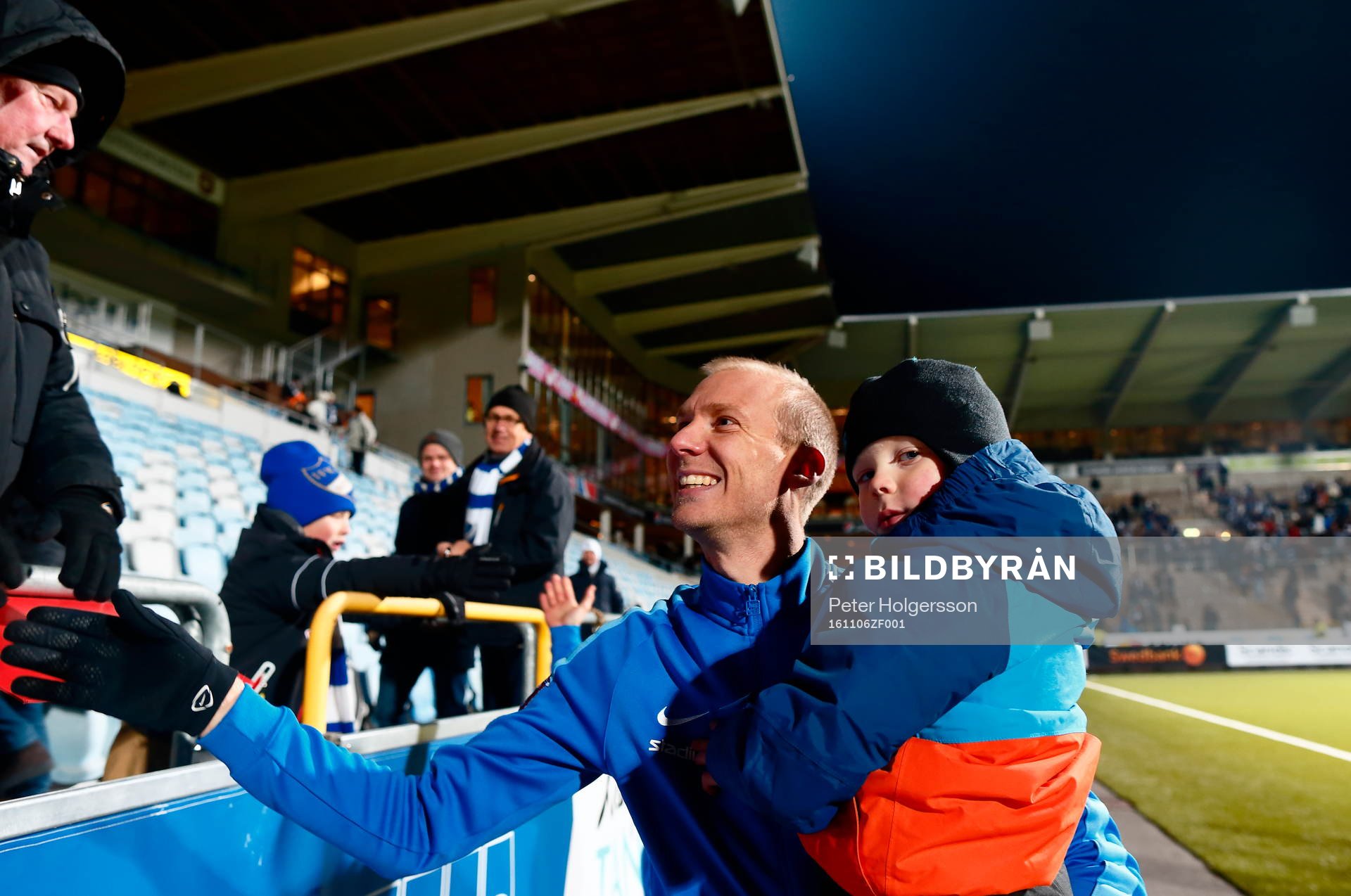 Norrköpings Andreas Johansson med supporters och son