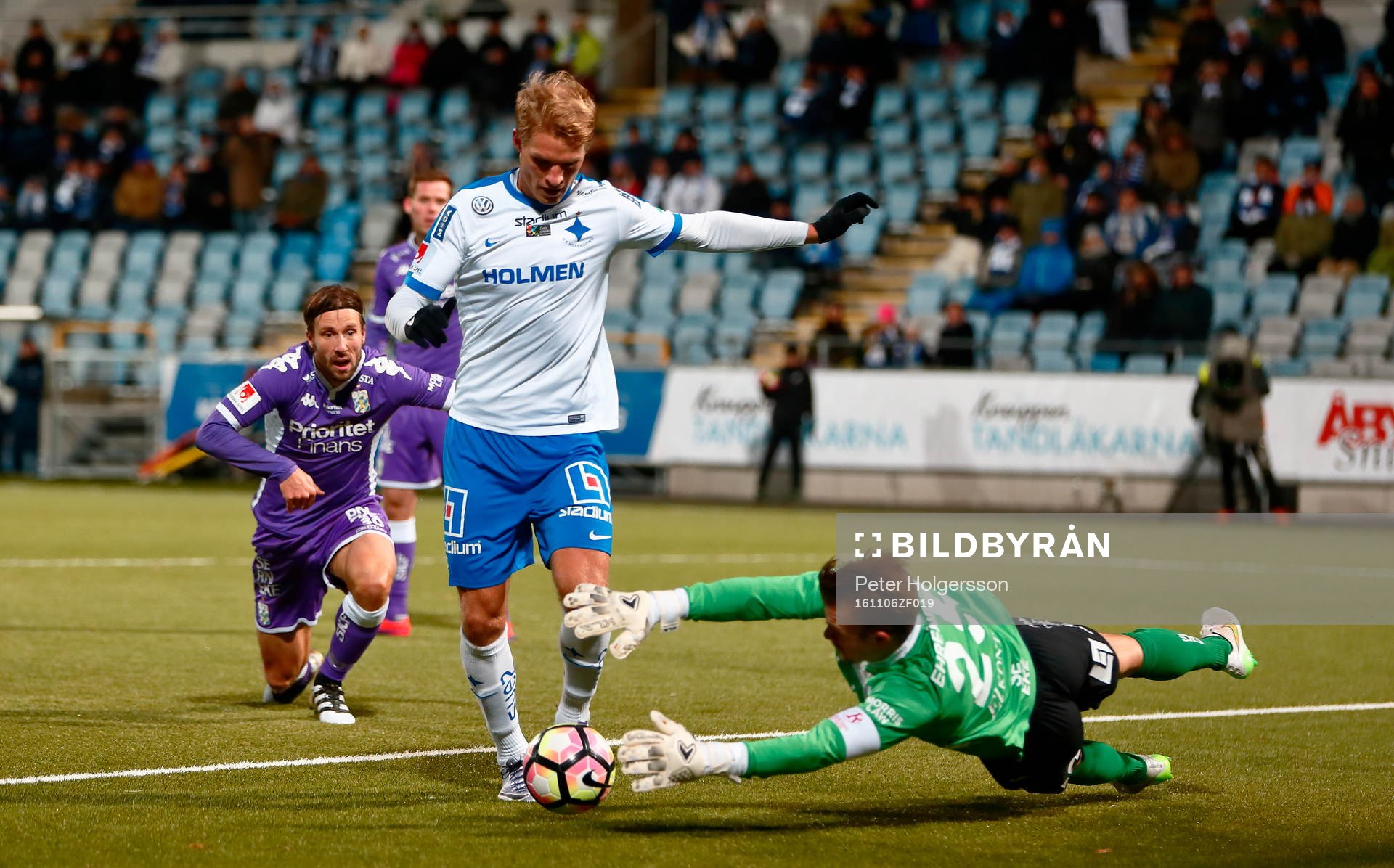 Målchans för Norrköpings Sebastian Andersson men IFK Göteborgs målvakt Erik Dahlin räddar under fotbollsmatchen i Allsvenskan mellan Norrköping och IFK Göteborg den 6 november 2016 i Norrköping.