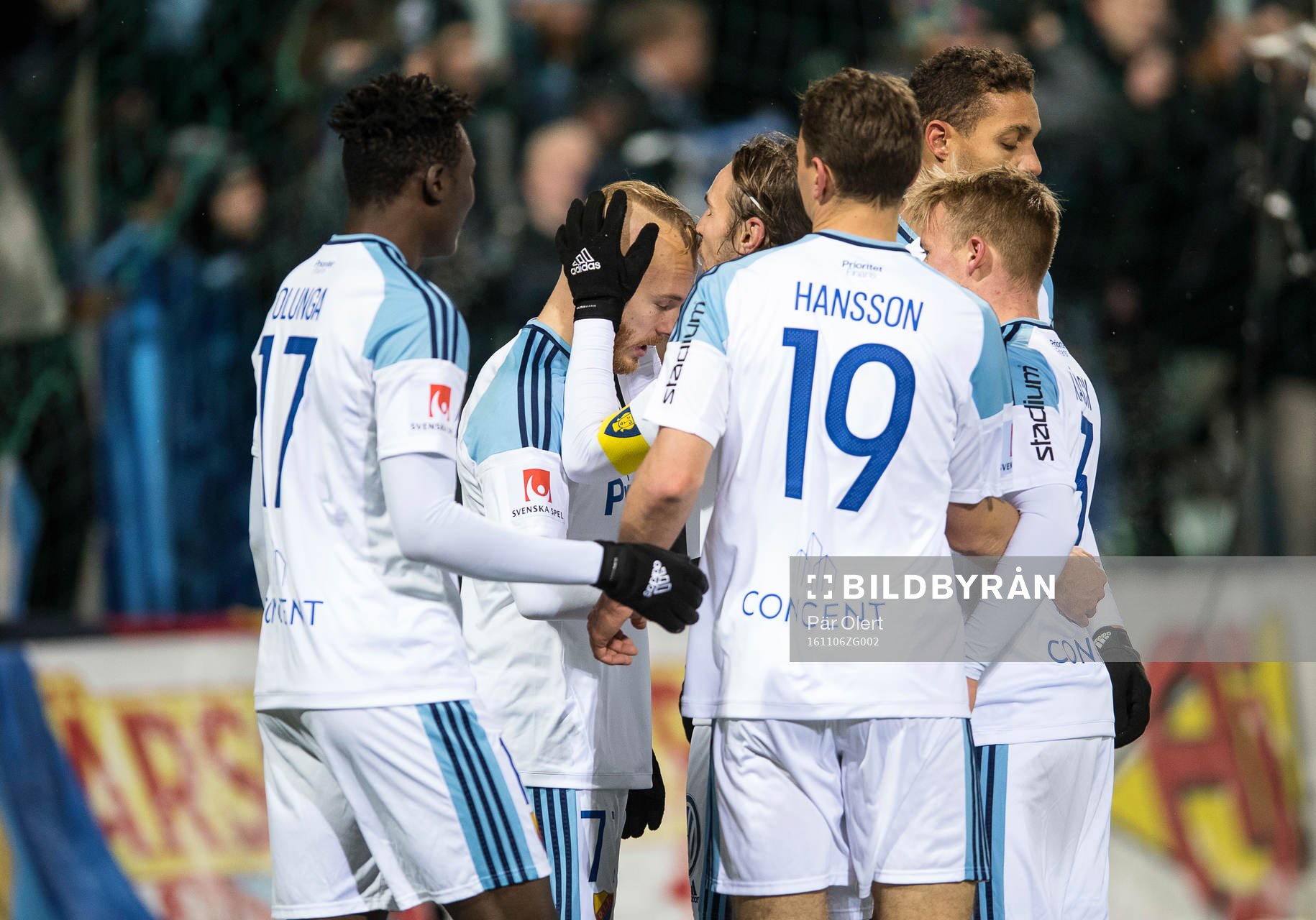 Djurgårdens Magnus Eriksson blir pussad på pannan av