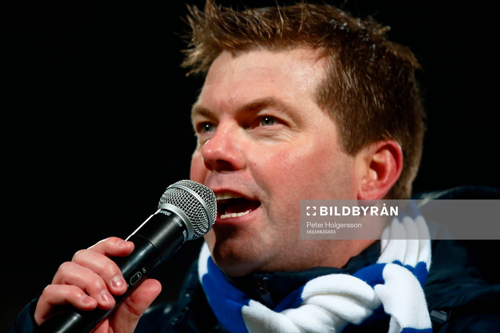 Norrköpings tränare Jens Gustafsson tackar publiken under fotbollsmatchen i Allsvenskan mellan Norrköping och IFK Göteborg den 6 november 2016 i Norrköping.