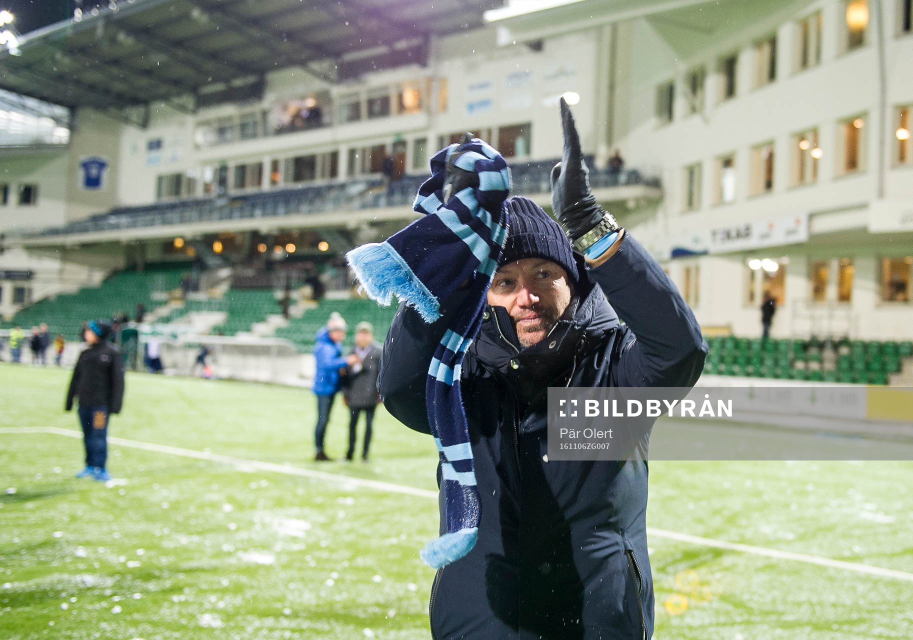 Djurgårdens tränare Mark Dempsey tackar publiken