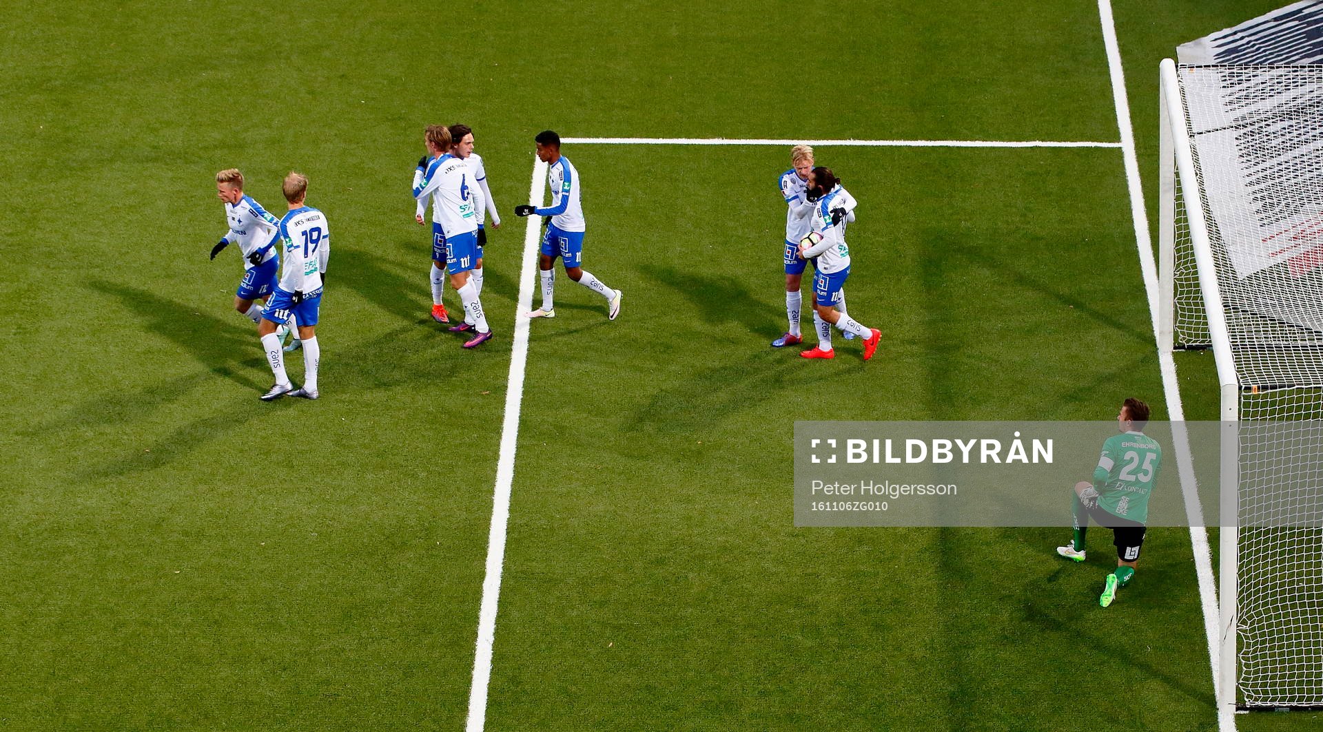 Norrköpings spelare jublar och IFK Göteborgs målvakt