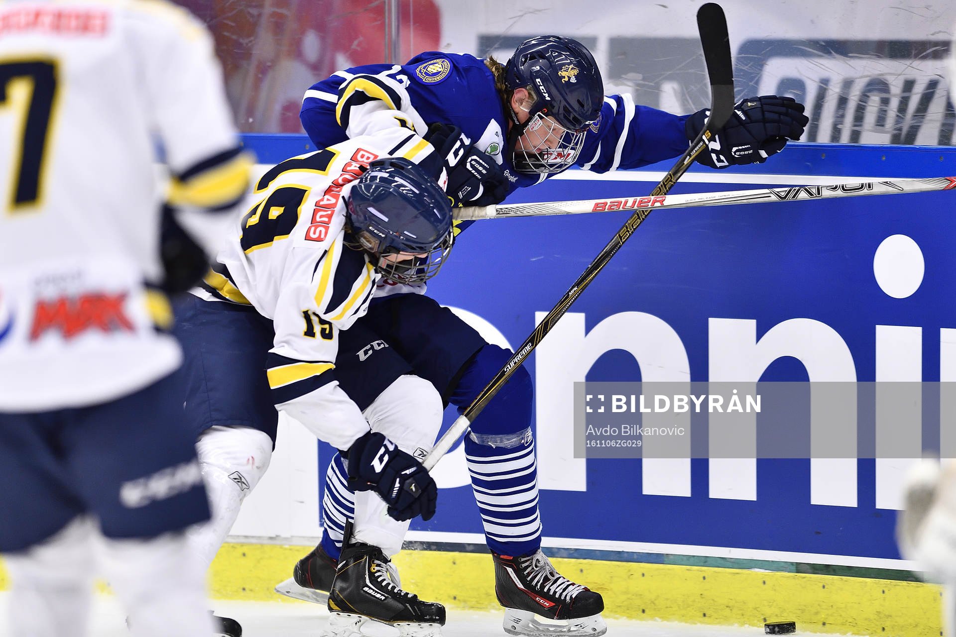 Göteborgs Hannes Vidblom i kamp om pucken mot