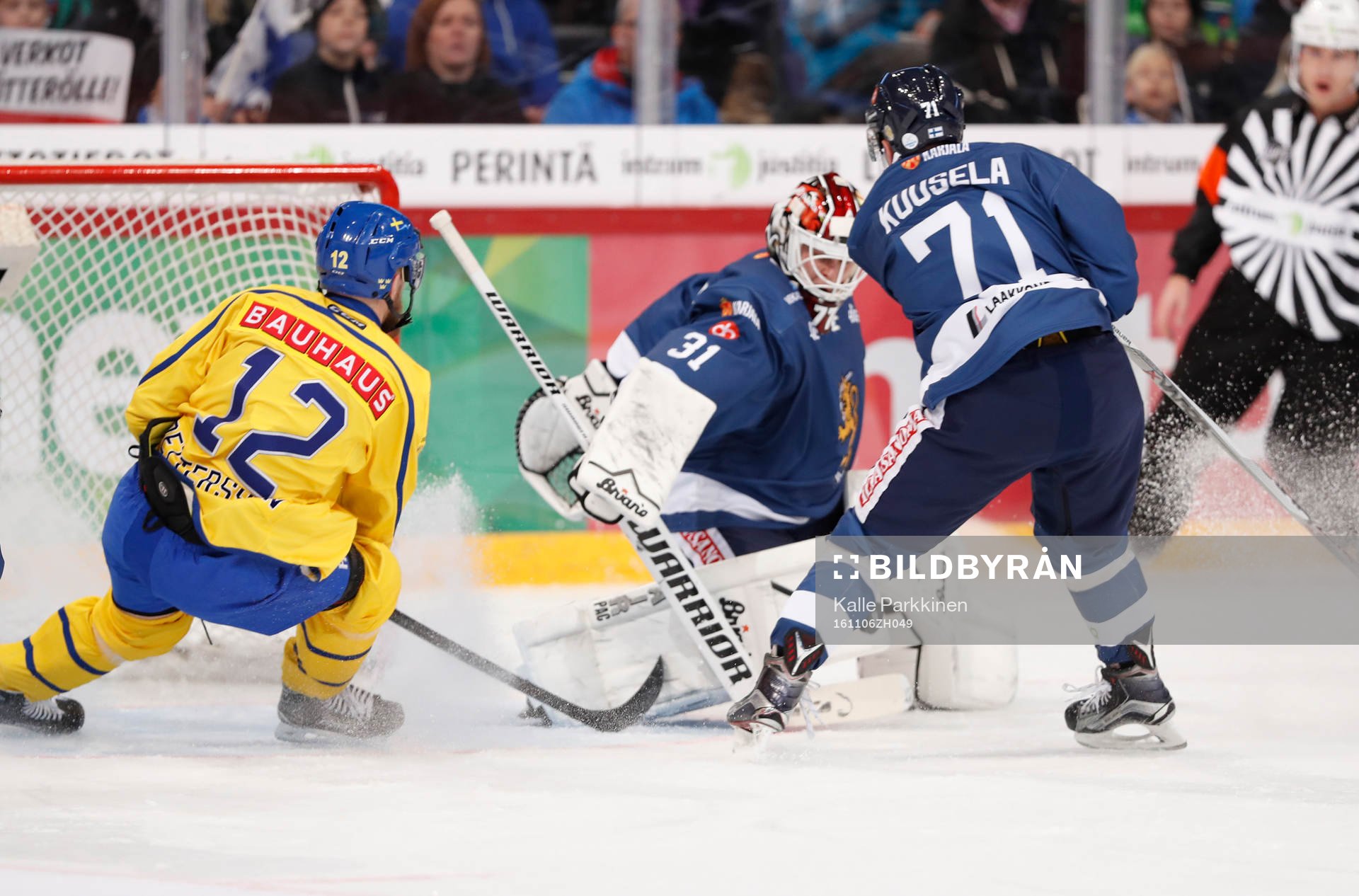 Sweden¥s Fredrik Pettersson, Finland's goalie Juha Metsola