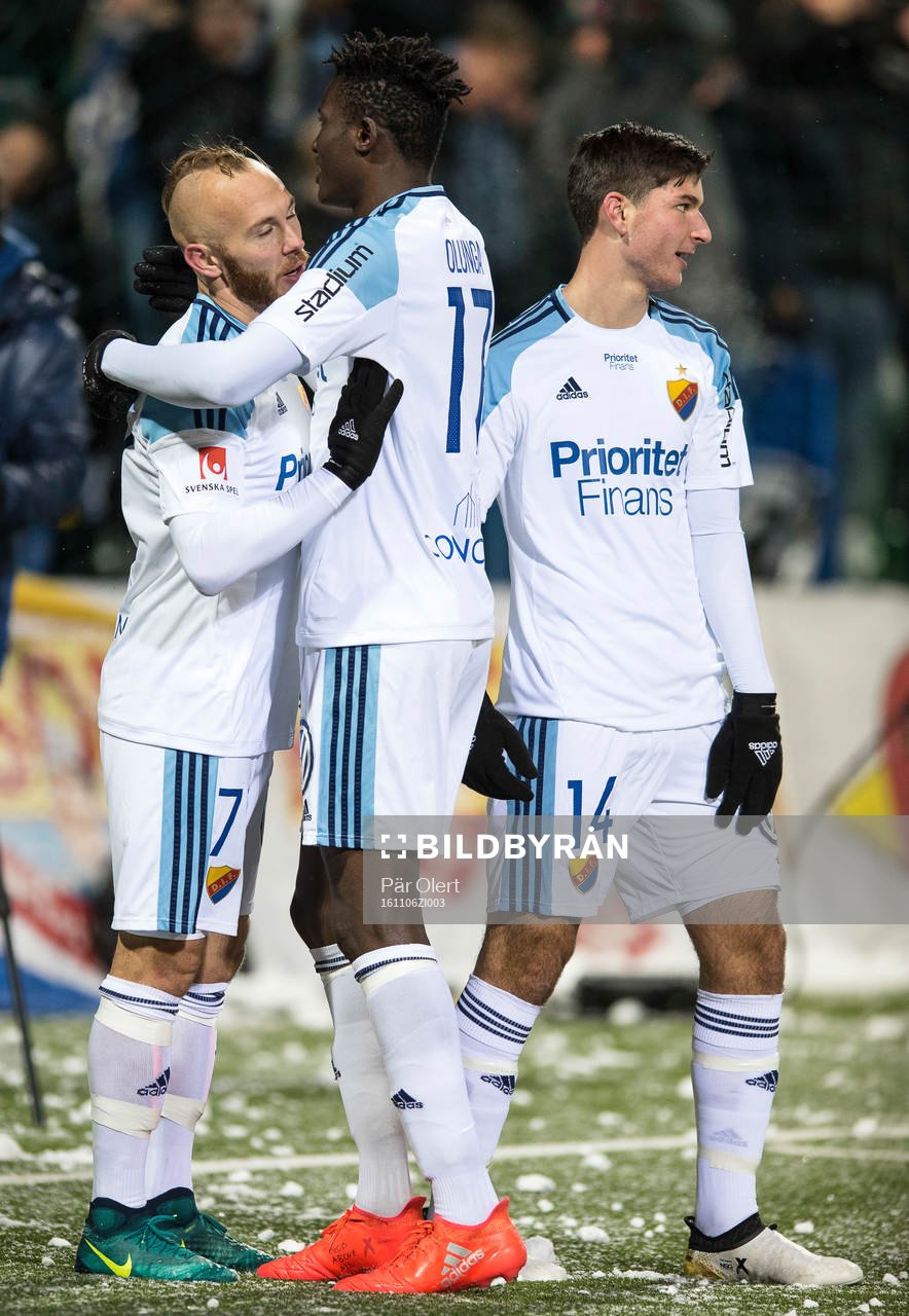 Djurgårdens Magnus Eriksson jublar med Djurgårdens Michael Olunga och Besard Sabovic efter 2-5 målet under fotbollsmatchen i Allsvenskan mellan Sundsvall och Djurgården den 6 November 2016 i Sundsvall.