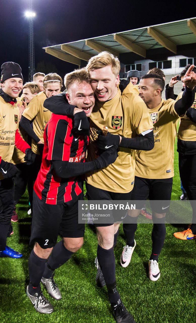 Brommapojkarnas Christopher Brandeborn (v)  jublar Gustav