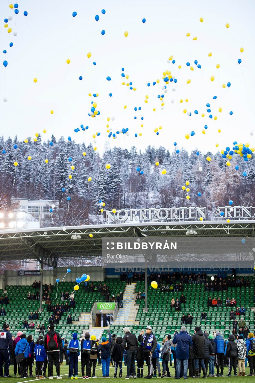 En hyllning av ungdomsidrotten innan fotbollsmatchen i