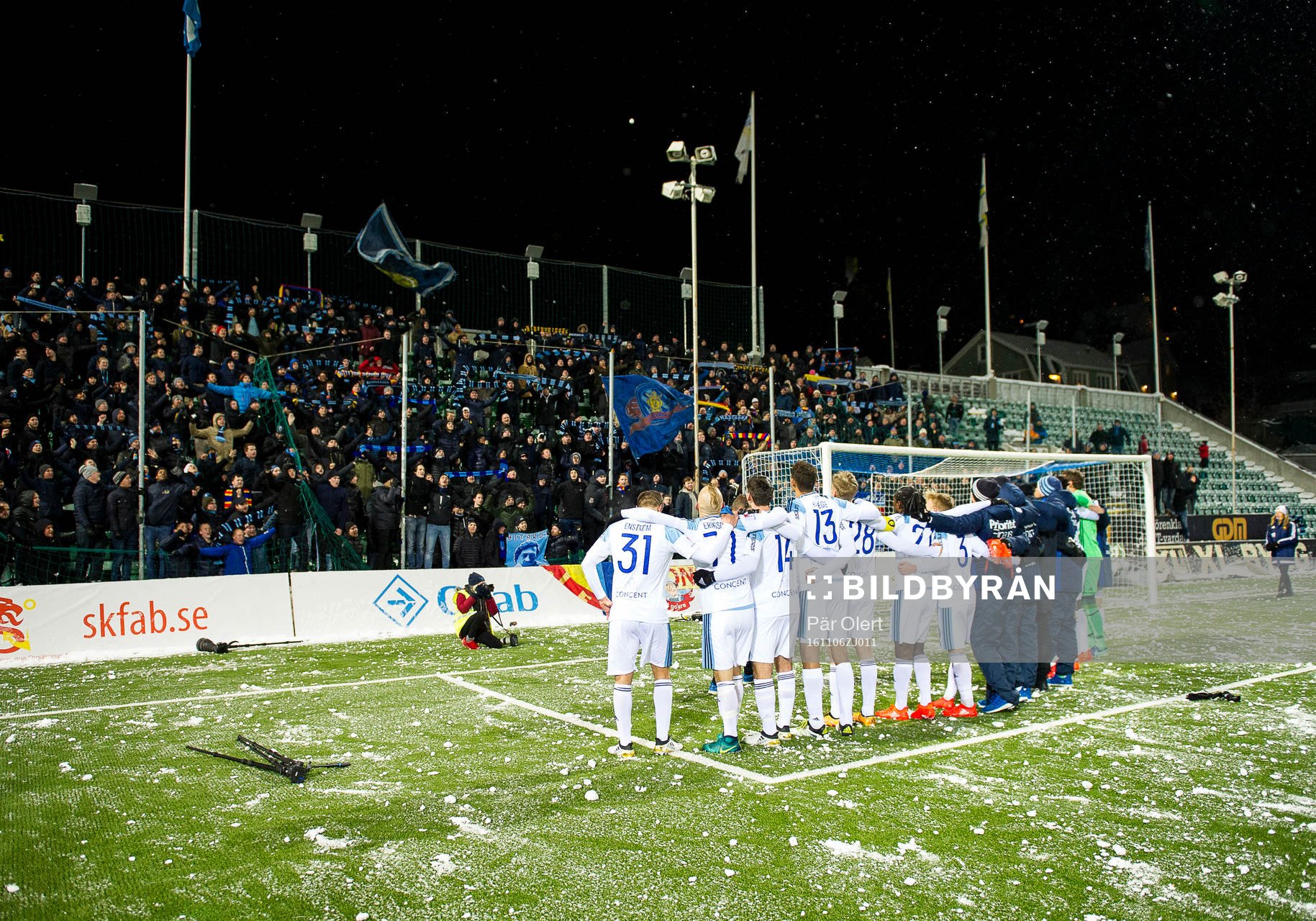 Djurgården jublar mot publiken efter vunnen fotbollsmatch i Allsvenskan mellan Sundsvall och Djurgården den 6 November 2016 i Sundsvall.