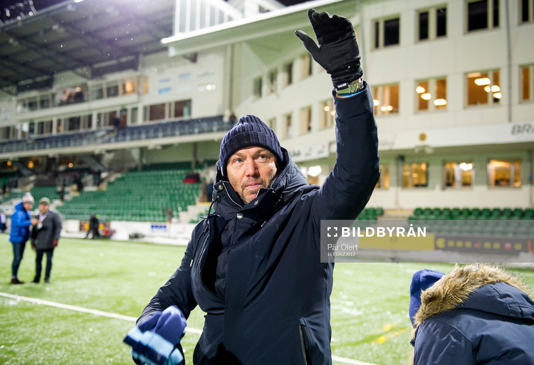 Djurgårdens tränare Mark Dempsey tackar publiken