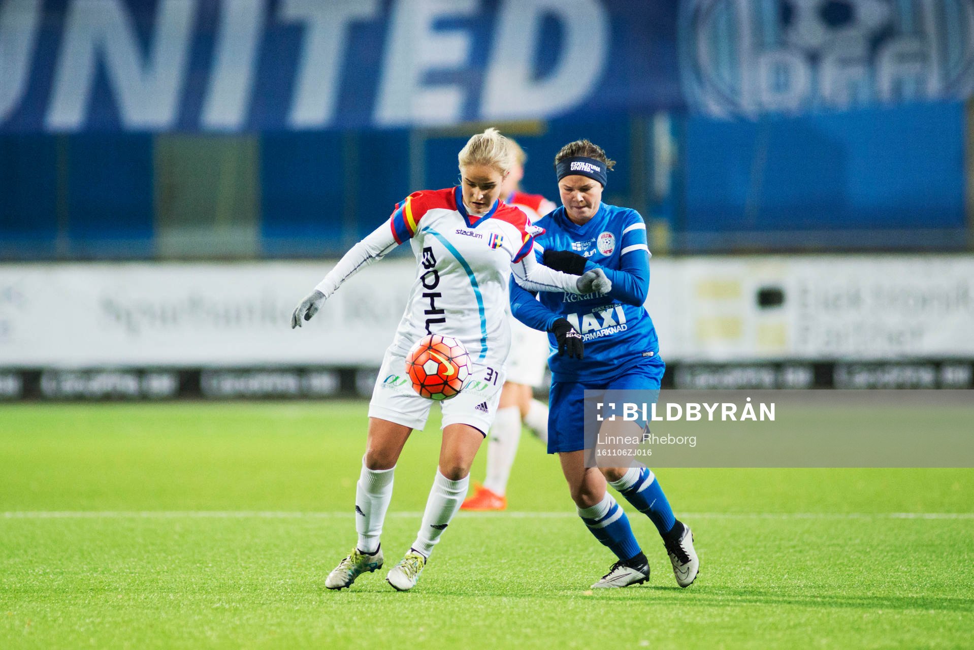 Hovås Billdals Ella Wallfur Skiljic och Eskilstunas Ida Linnakallio i kamp om boll under finalen i Svenska Spel F19 mellan Hovås Billdal och Eskilstuna United den 6 november 2016 i Eskilstuna.