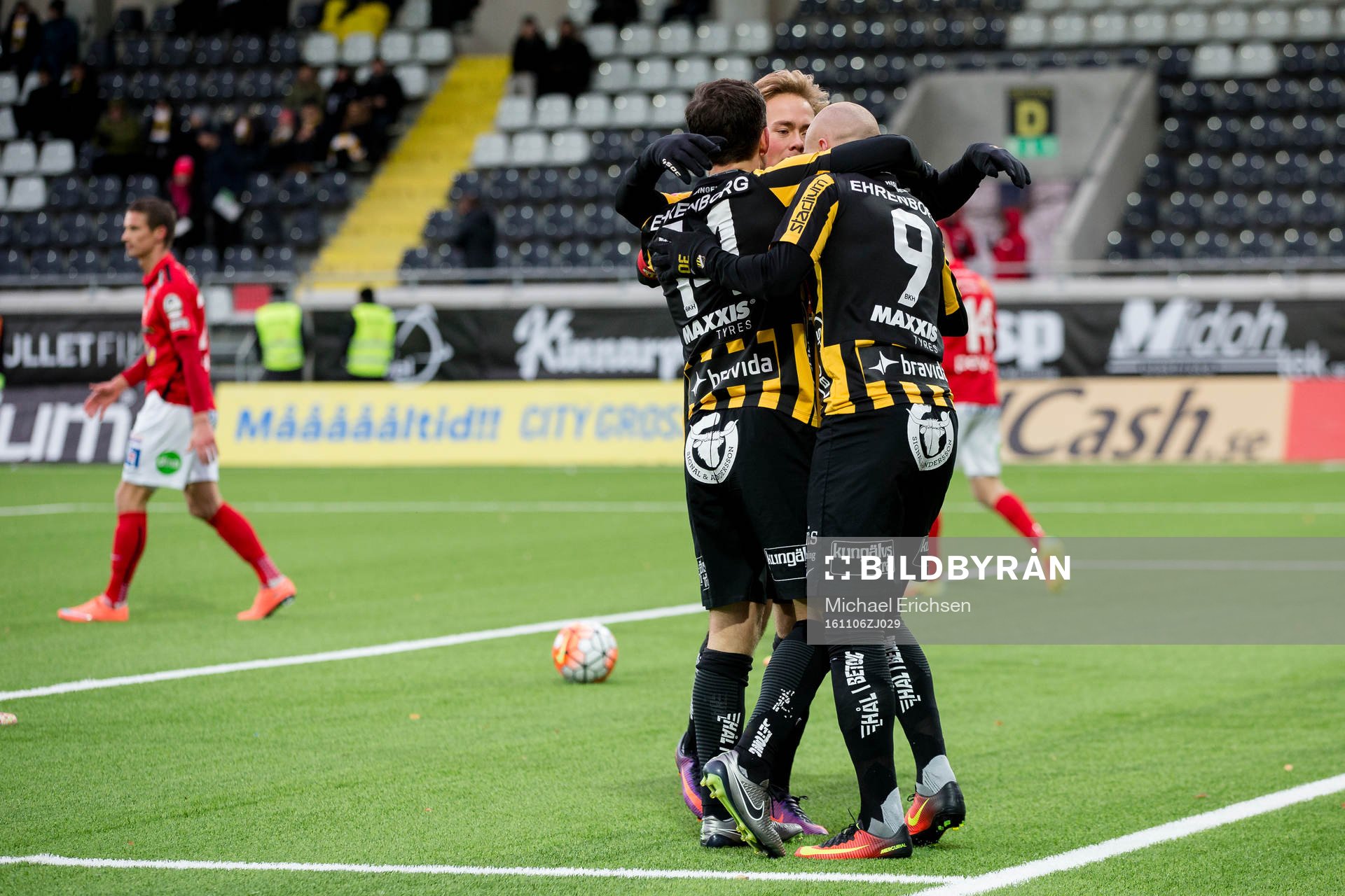 Häckens Alexander Farnerud omfamnas av Martin Ericsson och