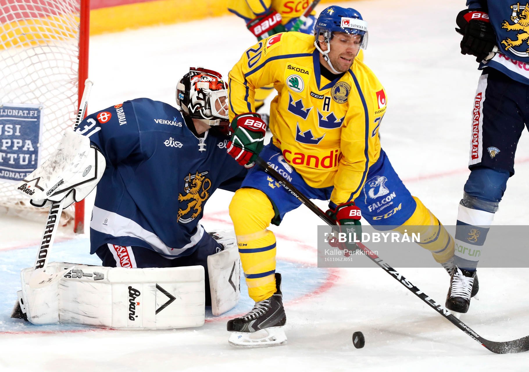 Finland¥s goalie Juha Metsola and Sweden¥s Joel Lundqvist