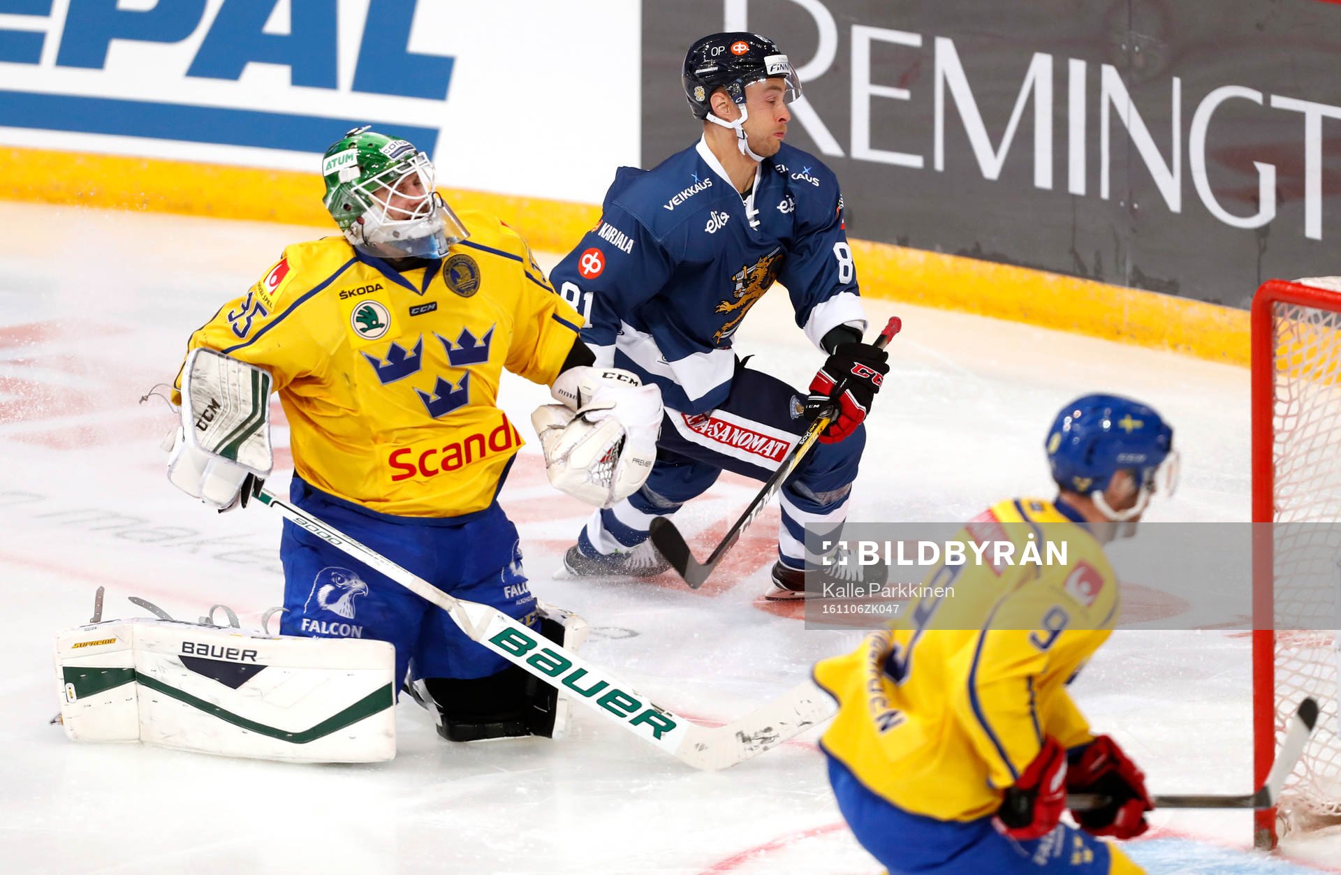Sweden¥s goalie Niklas Svedberg, Finland¥s Ilari Filppula