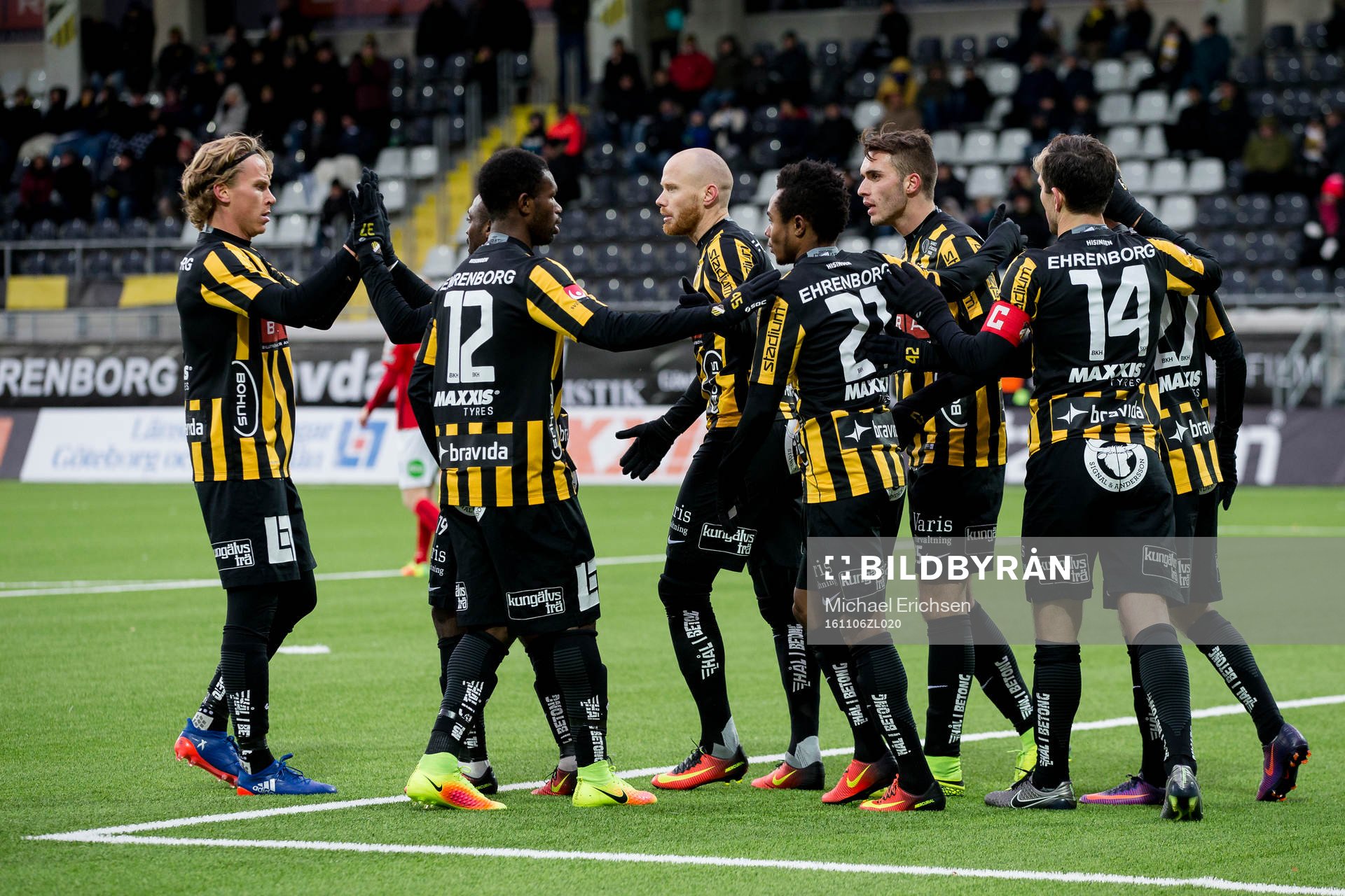 Häckens Alexander Farnerud omfamnas