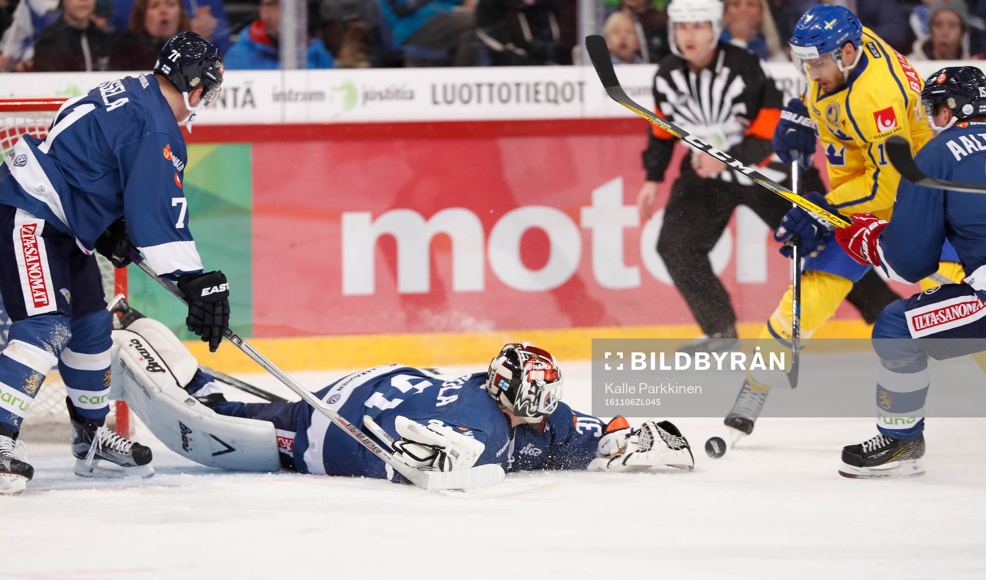 Finland's goalie Juha Metsola and Finland¥s Kristian