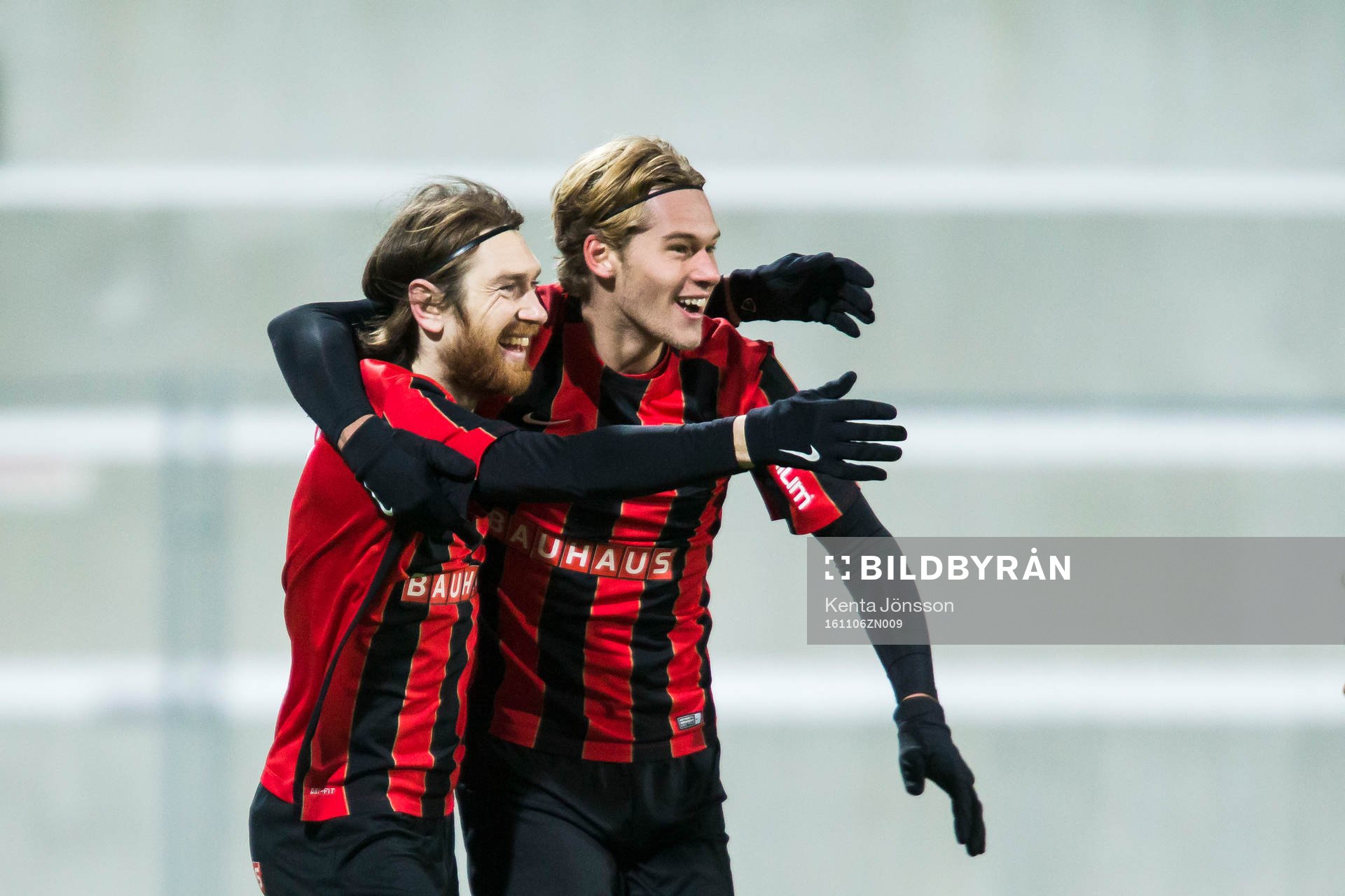 Brommapojkarnas Markus Gustafsson (v) jublar med Felix