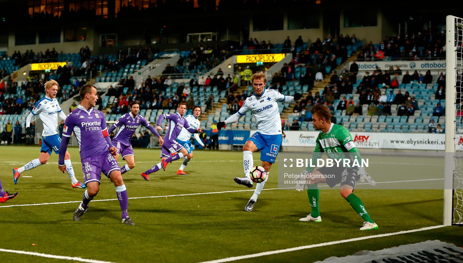 Målchans för Norrköpings Sebastian Andersson under fotbollsmatchen i Allsvenskan mellan Norrköping och IFK Göteborg den 6 november 2016 i Norrköping.
