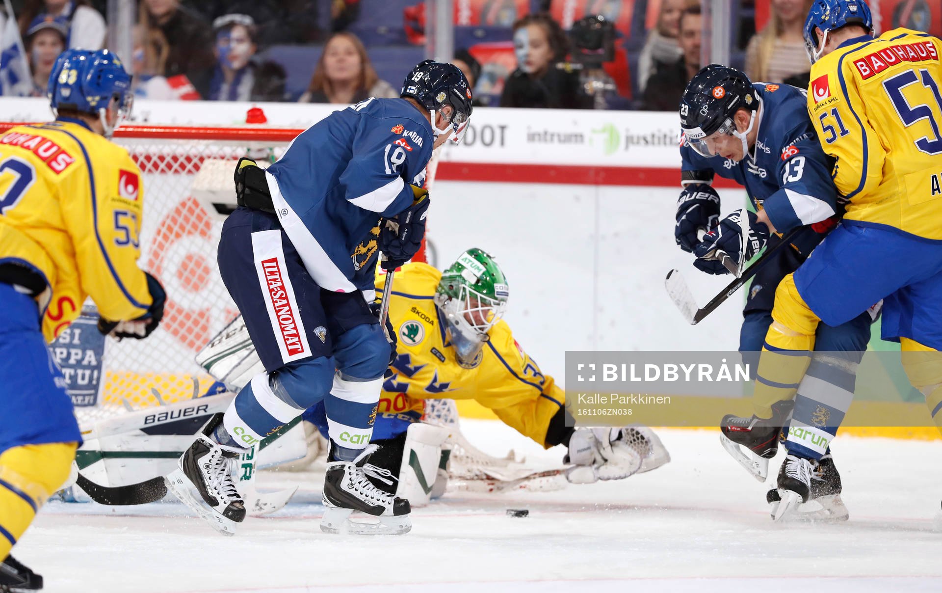 Sweden¥s Henrik Tömmernes, Sweden¥s goalie Niklas