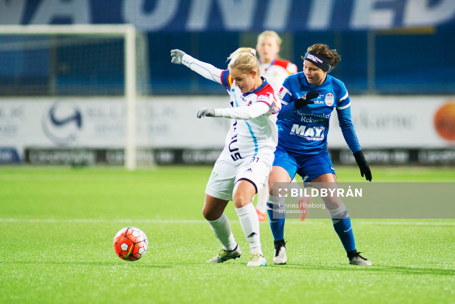 Hovås Billdals Ella Wallfur Skiljic och Eskilstunas Ida Linnakallio i kamp om boll under finalen i Svenska Spel F19 mellan Hovås Billdal och Eskilstuna United den 6 november 2016 i Eskilstuna.