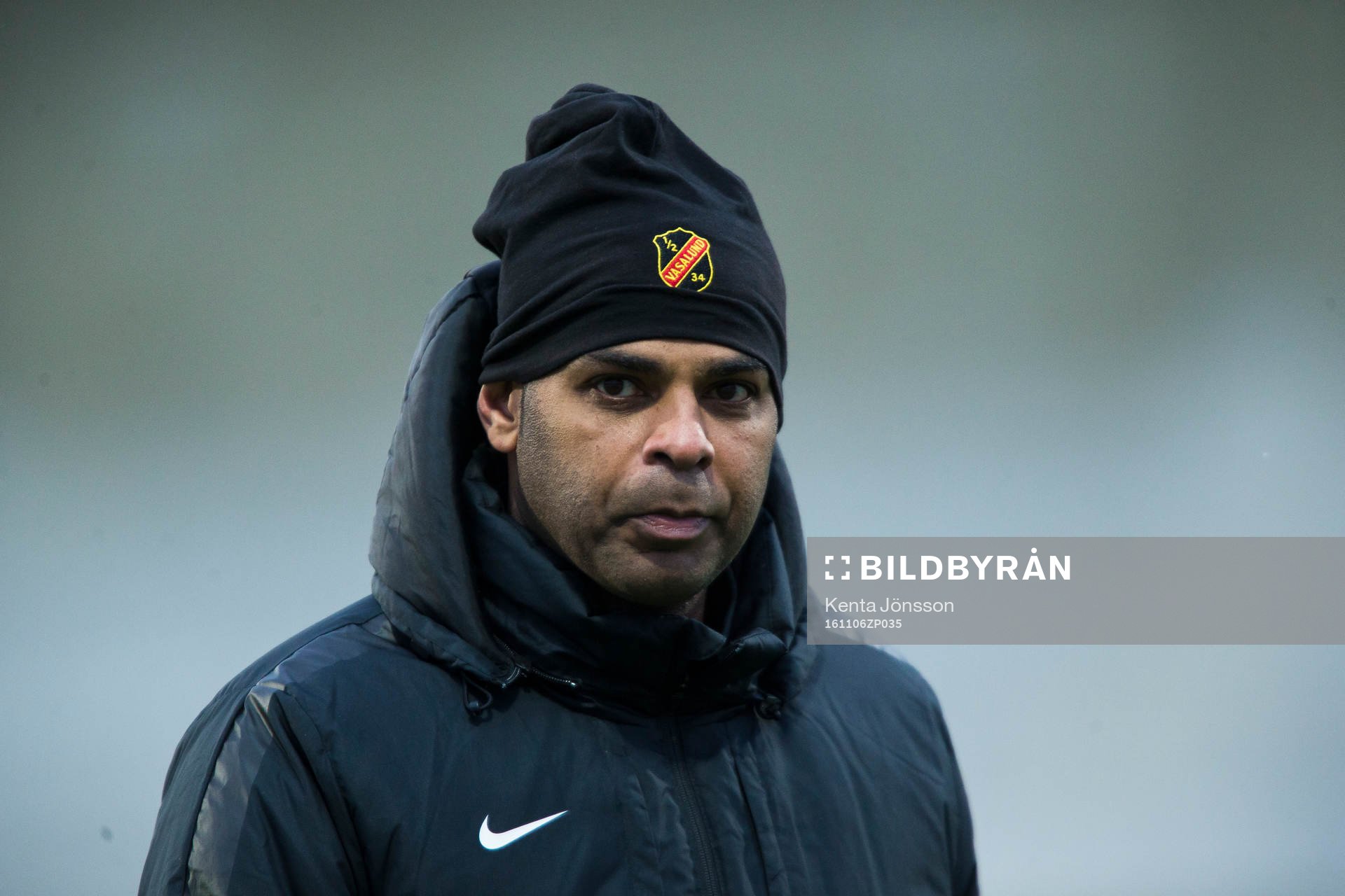 Vasalunds tränare Pascal Simpson innan fotbollsmatchen i