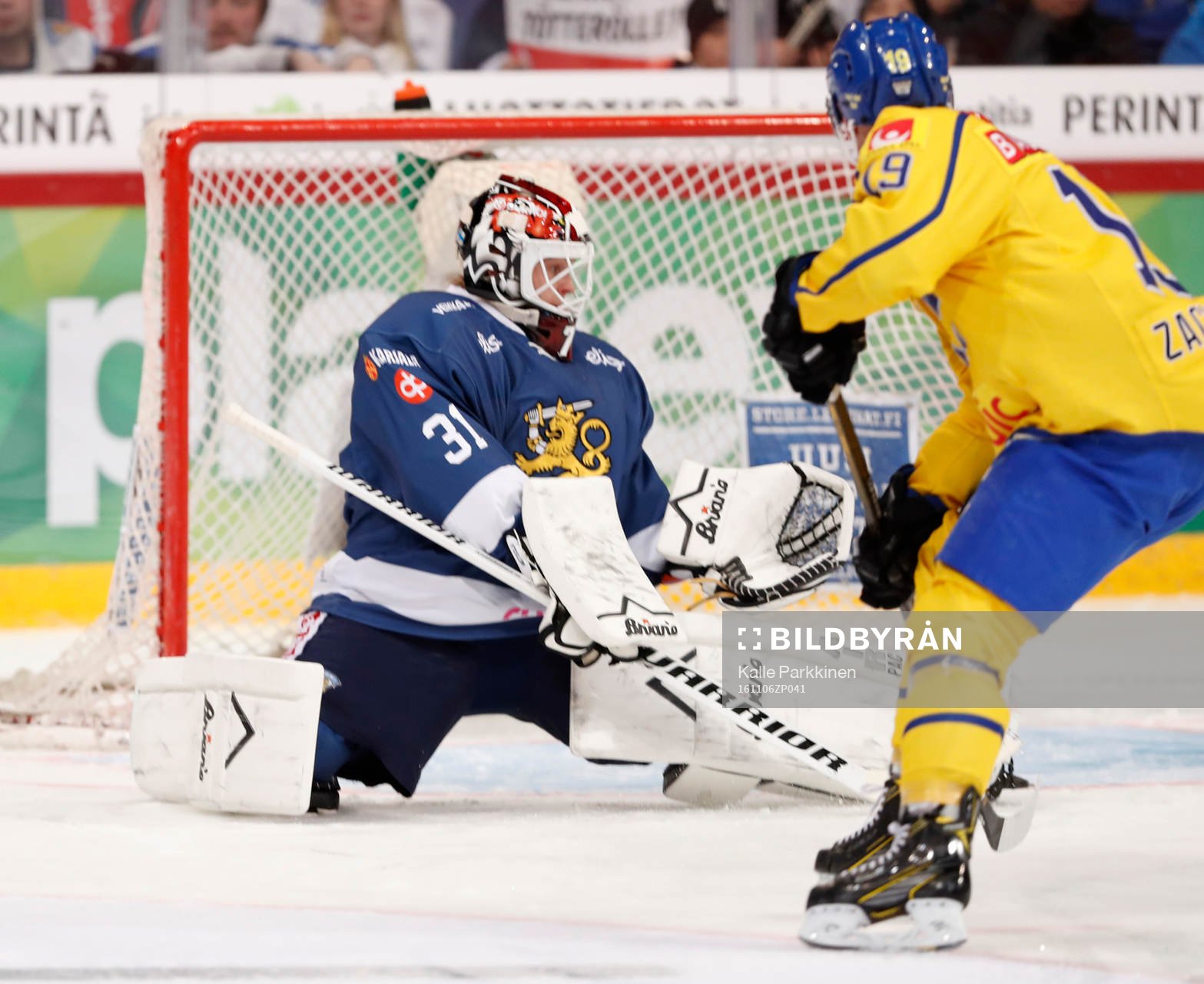 Finland¥s goalie Juha Metsola and Sweden¥s Patrik