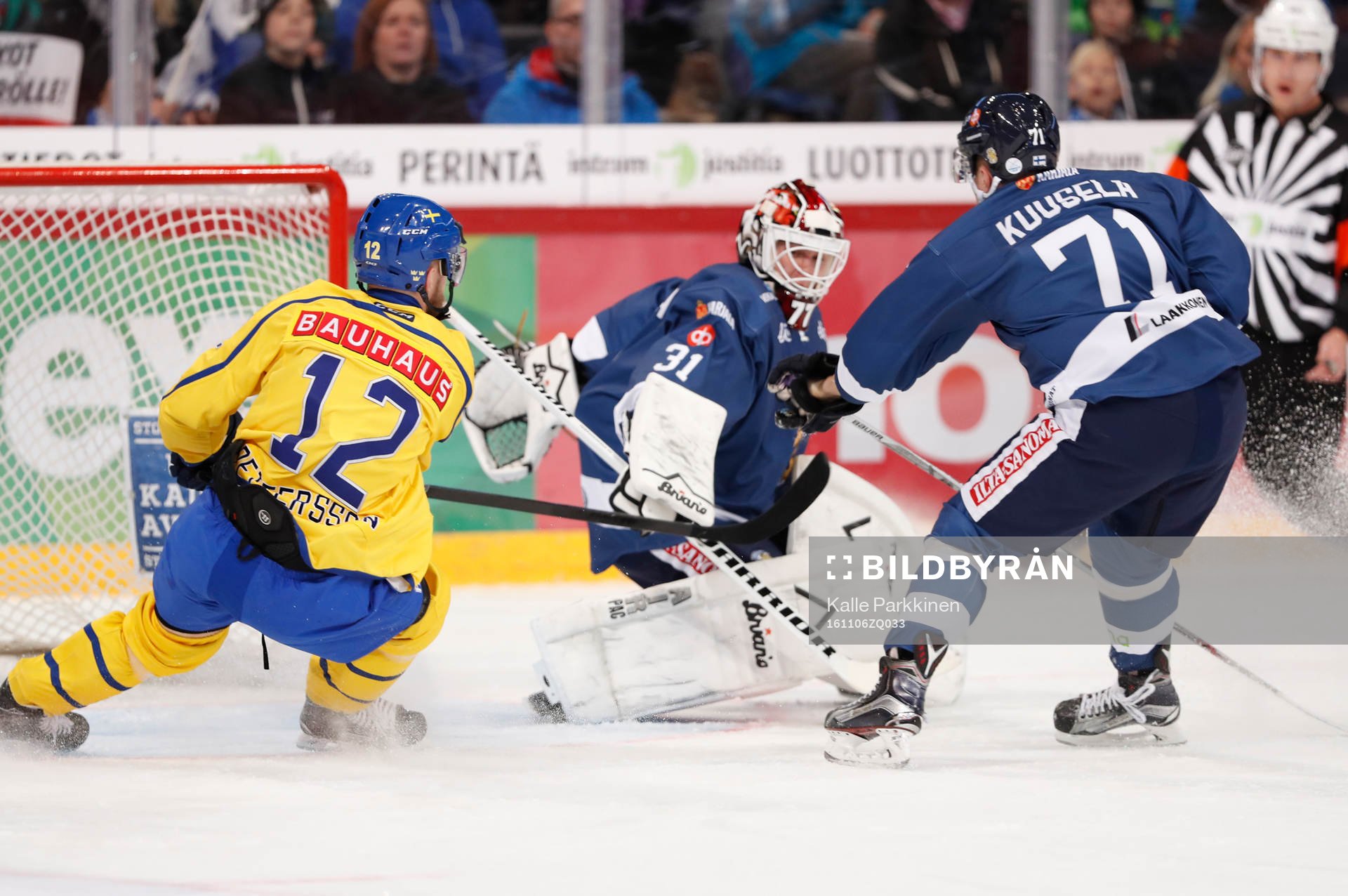 Sweden¥s Fredrik Pettersson, Finland's goalie Juha Metsola