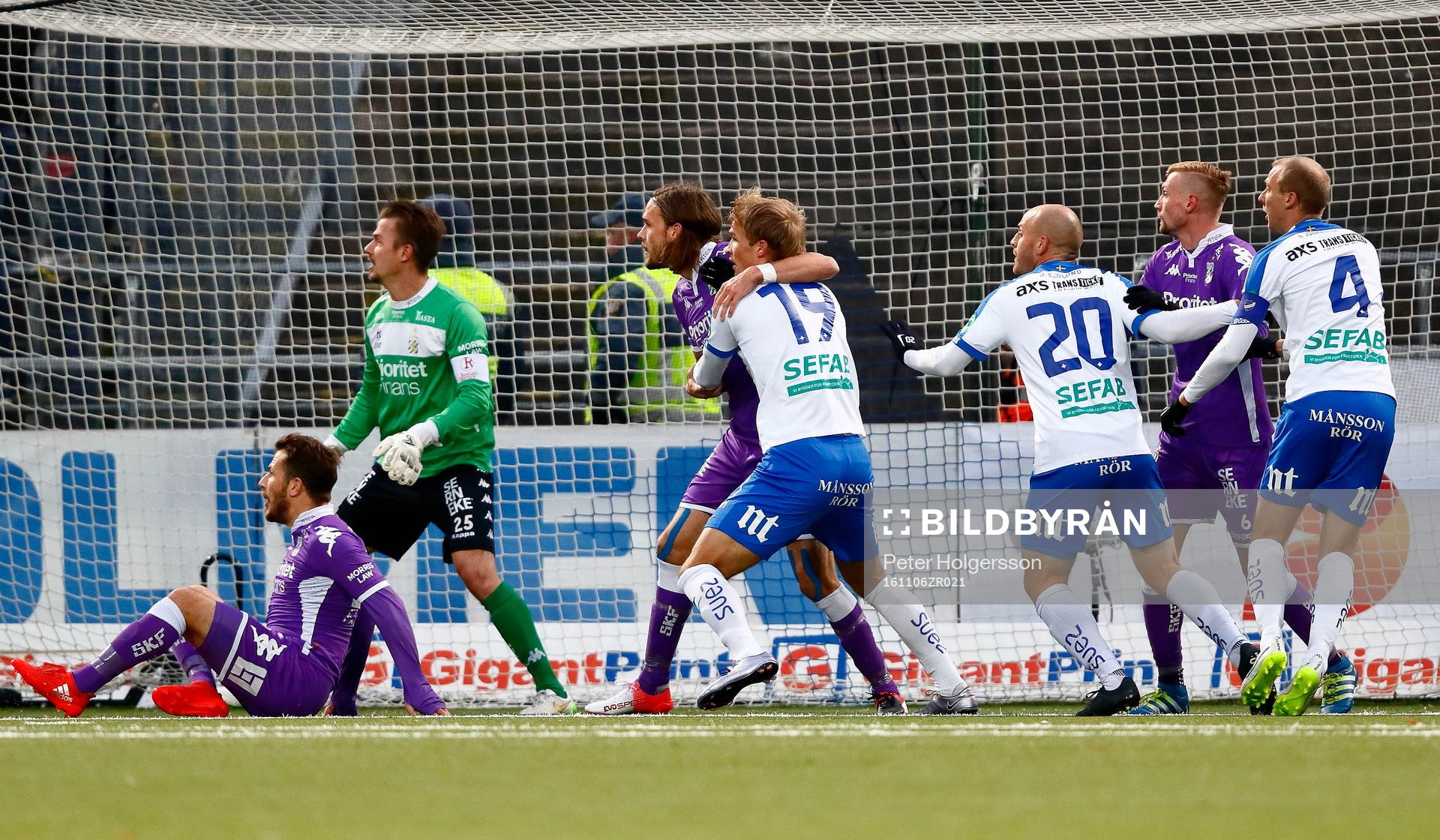 IFK Göteborgs Tom Pettersson håller fast Norrköpings