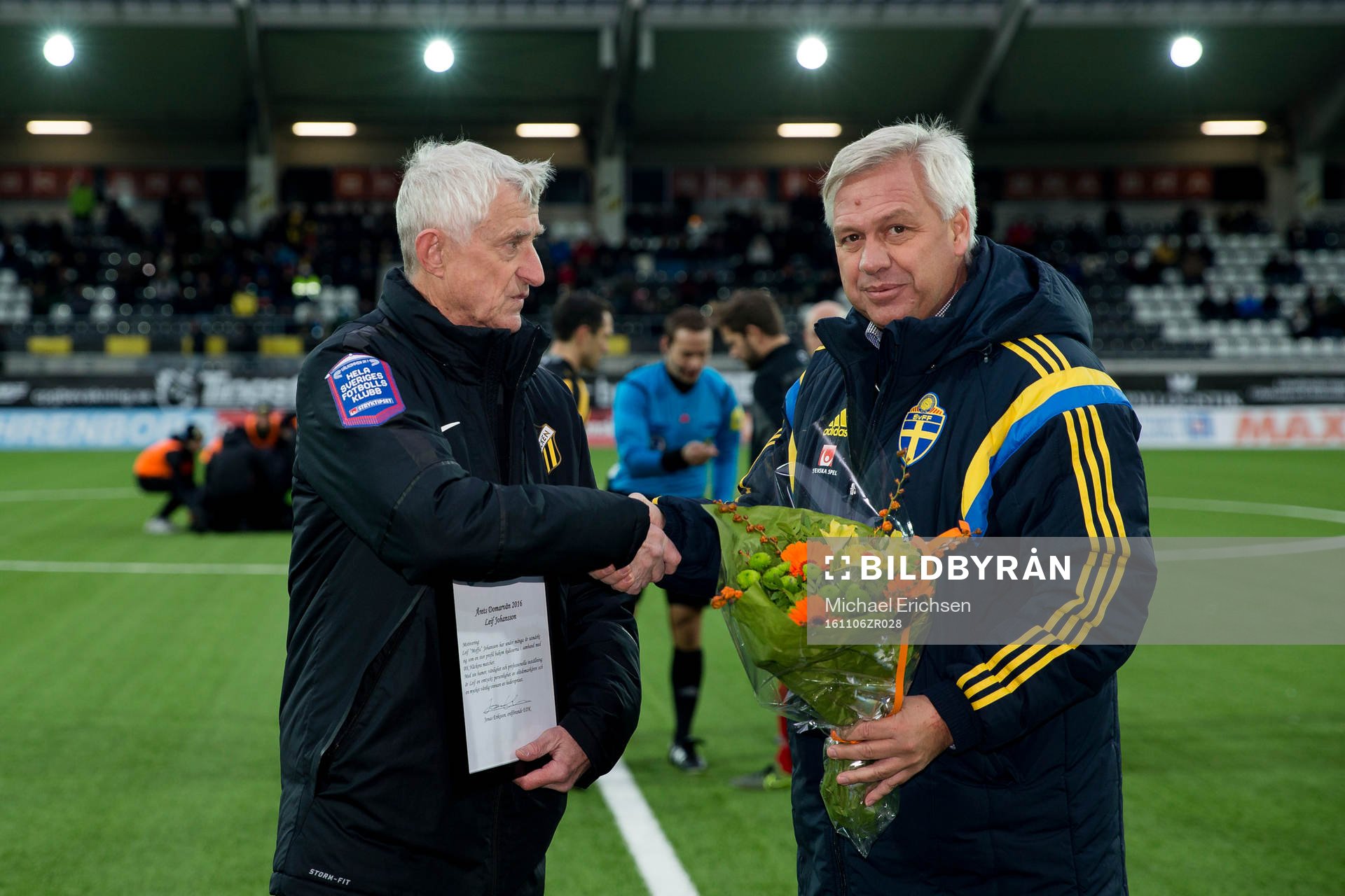 Häckens Leif ”Moffa” Johansson tar emot priset som